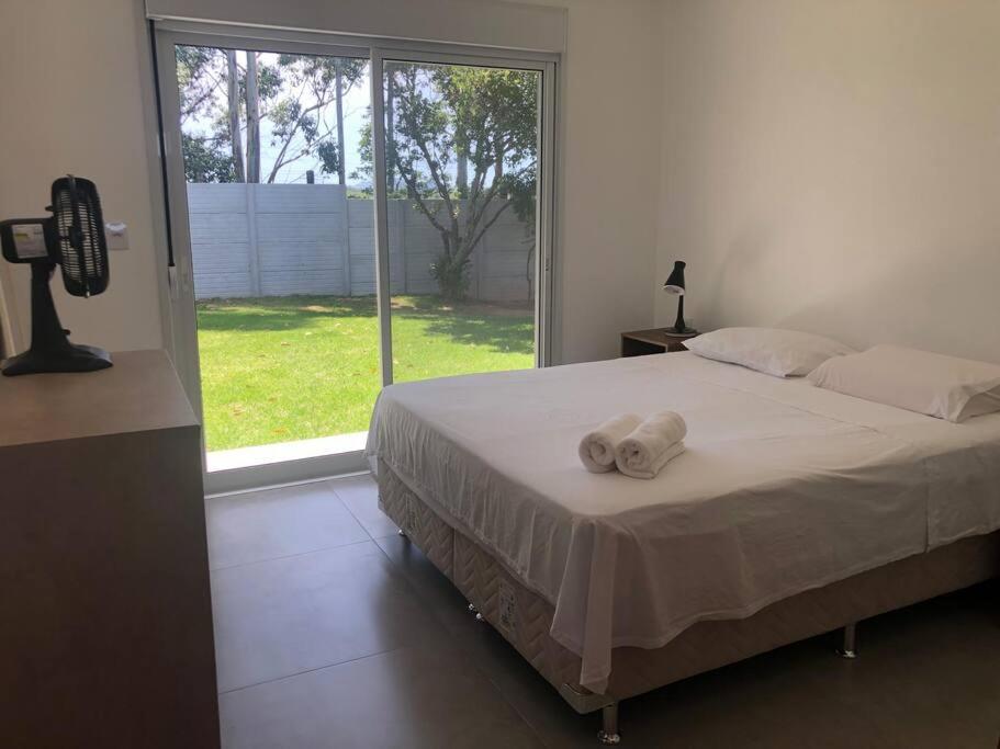 Casa NOVA, vista lagoa, piscina no condomínio