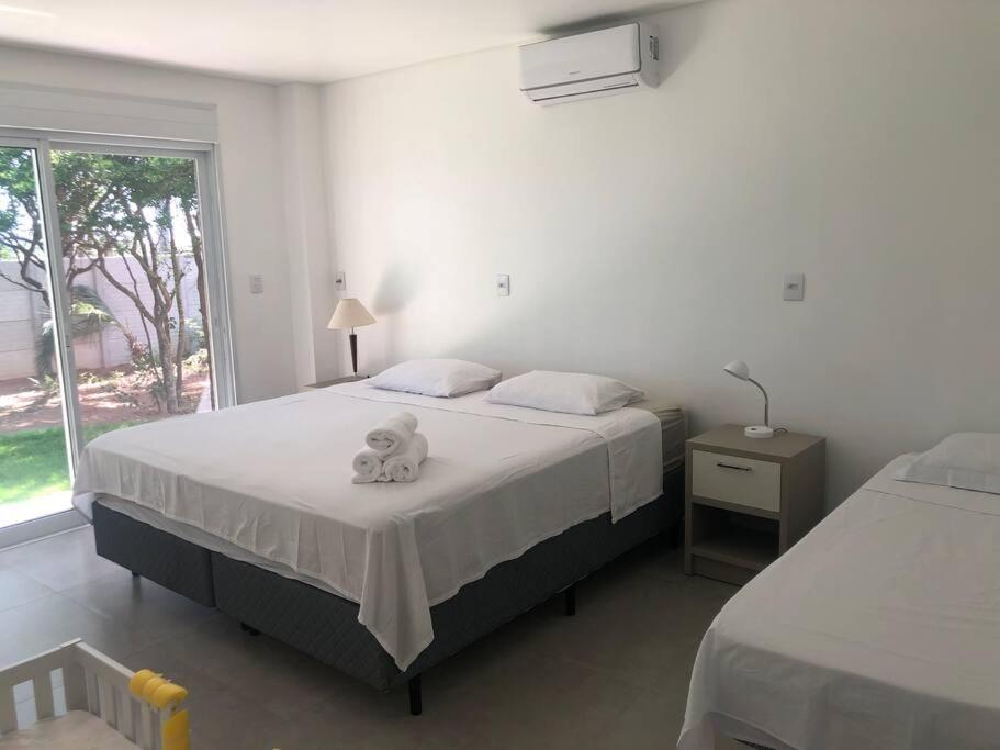 Casa NOVA, vista lagoa, piscina no condomínio