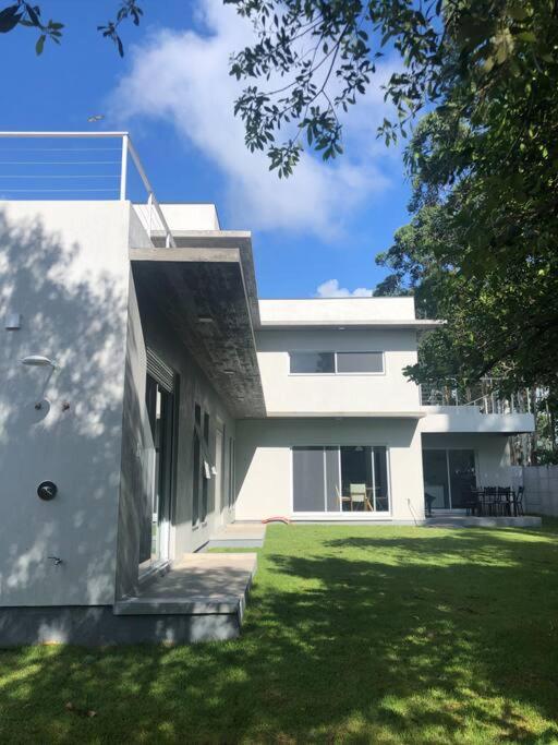 Casa NOVA, vista lagoa, piscina no condomínio
