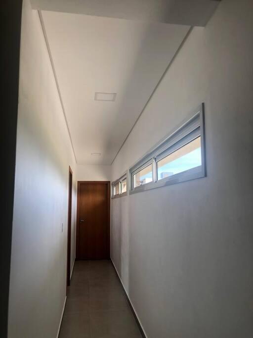 Casa NOVA, vista lagoa, piscina no condomínio