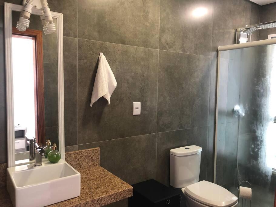 Casa NOVA, vista lagoa, piscina no condomínio