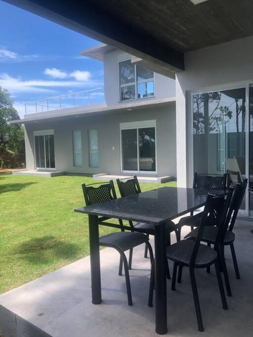 Casa NOVA, vista lagoa, piscina no condomínio