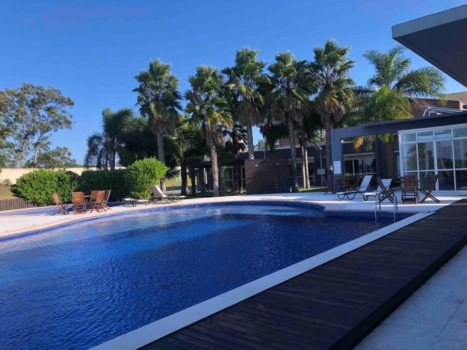 Casa NOVA, vista lagoa, piscina no condomínio