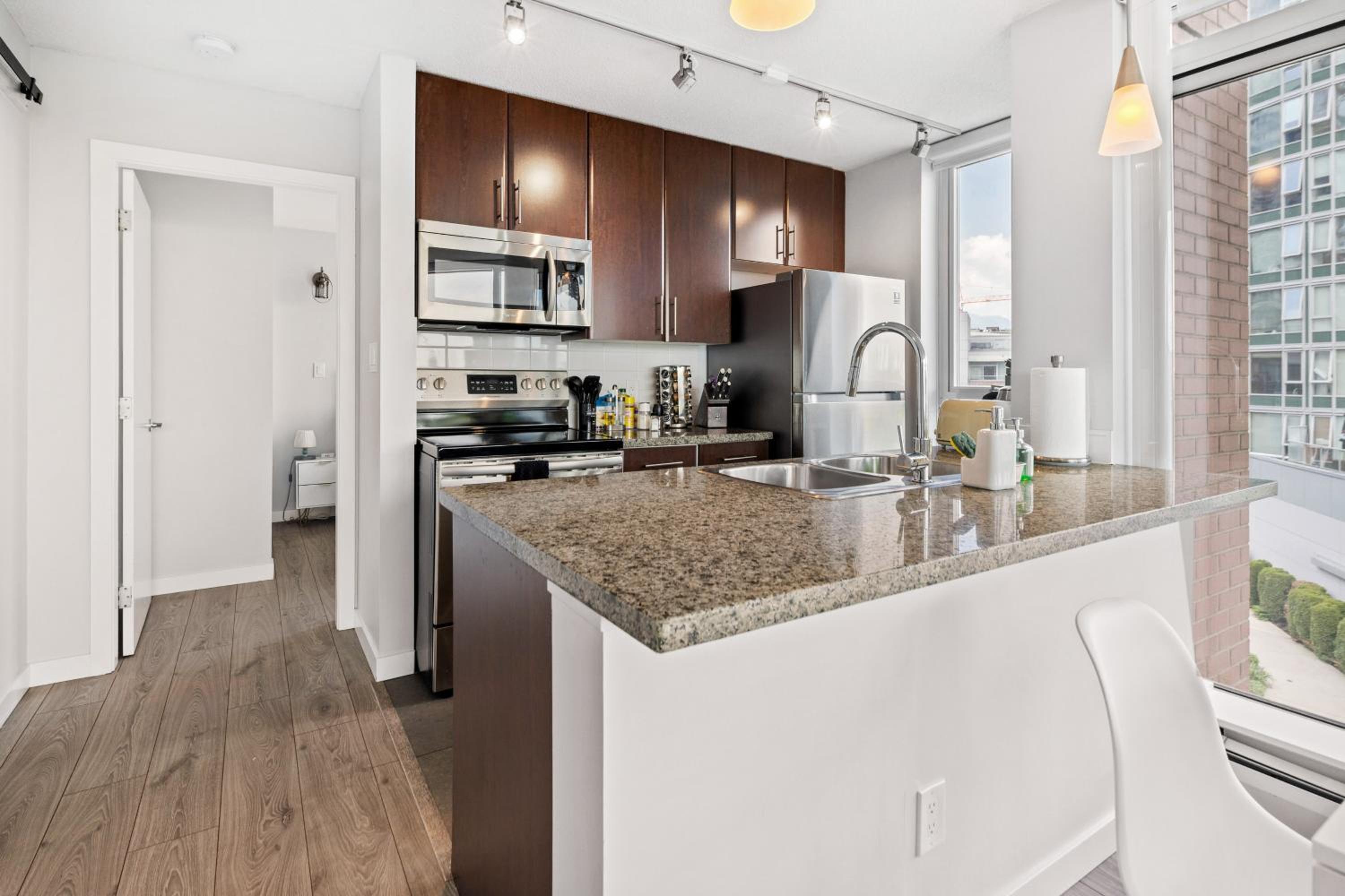 GardenView Modern Condo with Parking, Gym, Pool, AC