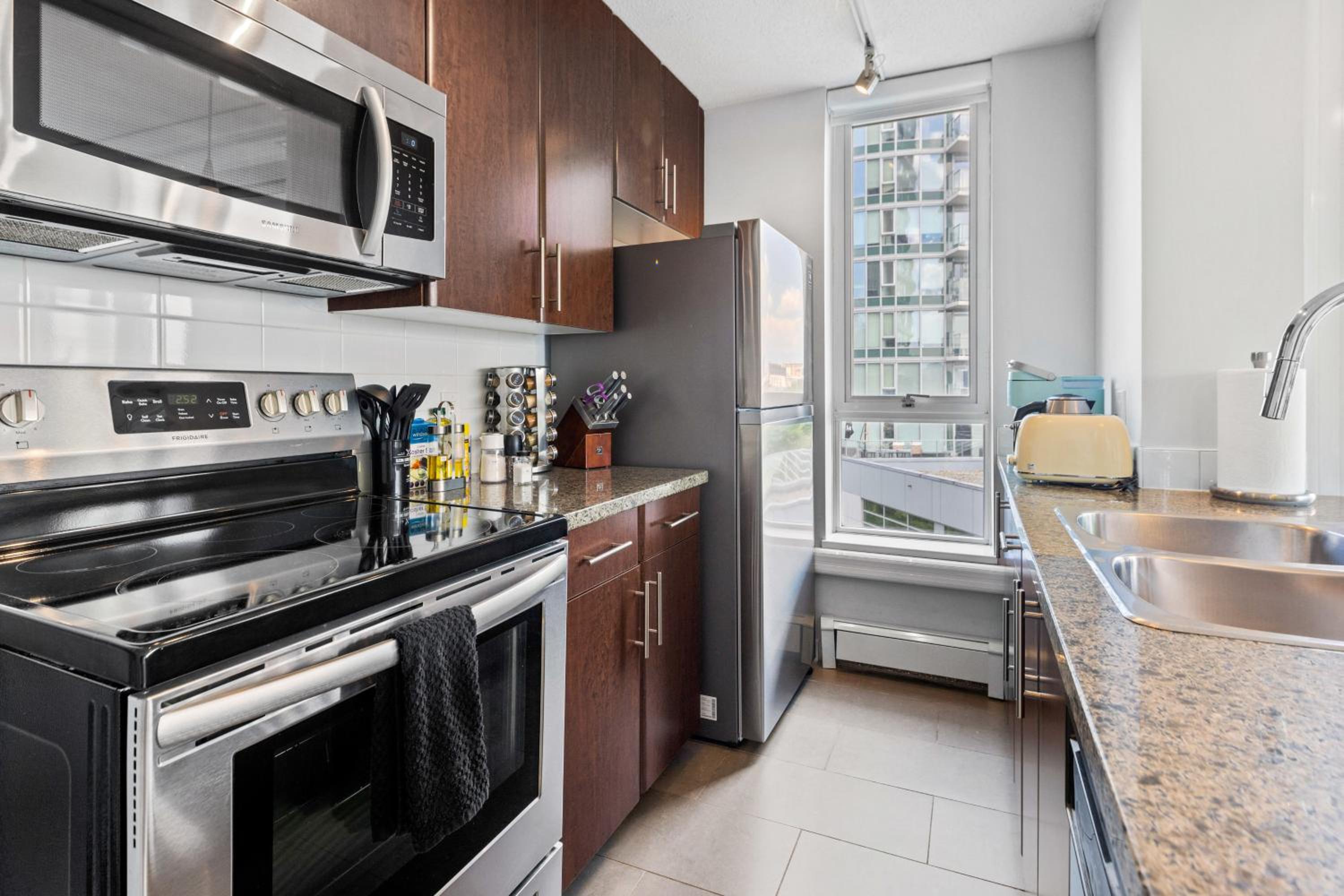 GardenView Modern Condo with Parking, Gym, Pool, AC