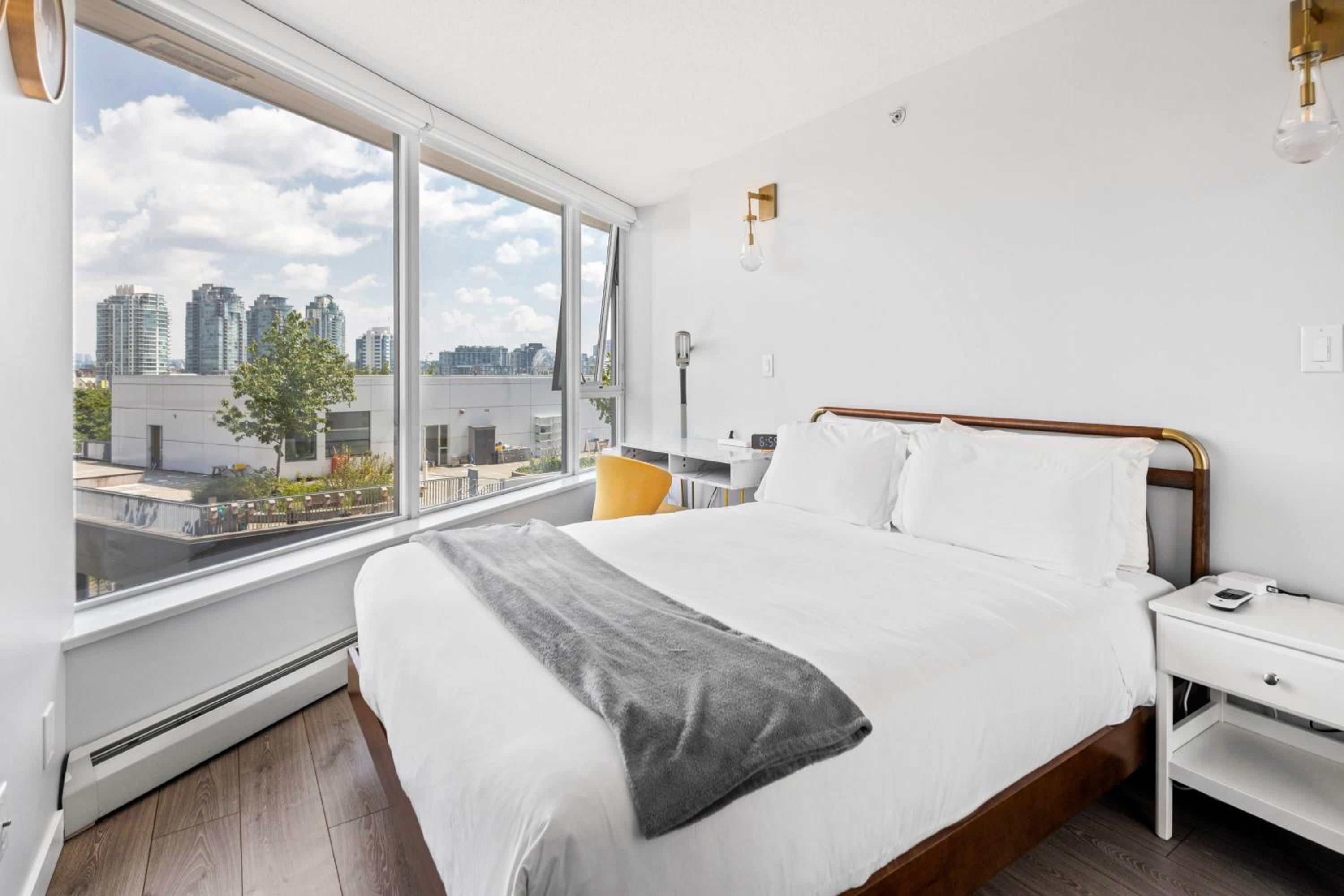 GardenView Modern Condo with Parking, Gym, Pool, AC