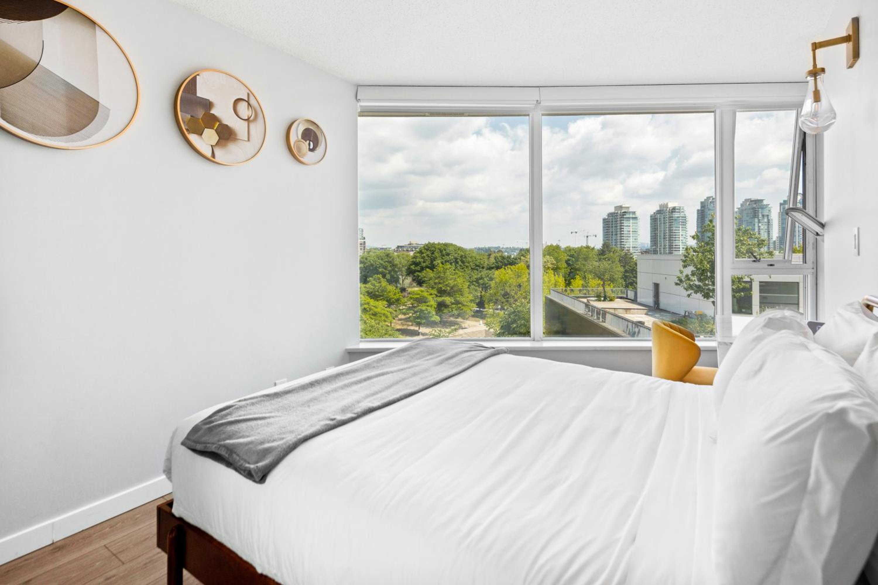 GardenView Modern Condo with Parking, Gym, Pool, AC