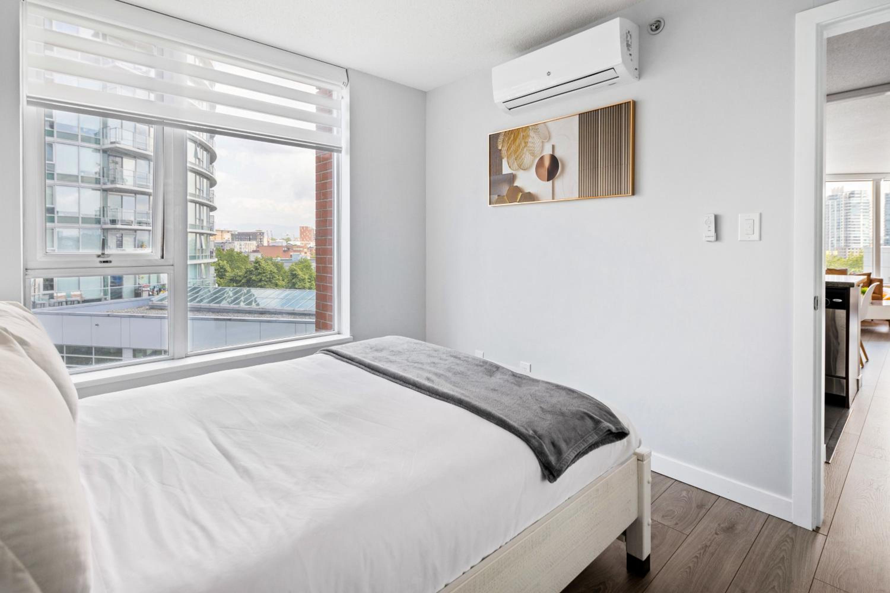 GardenView Modern Condo with Parking, Gym, Pool, AC