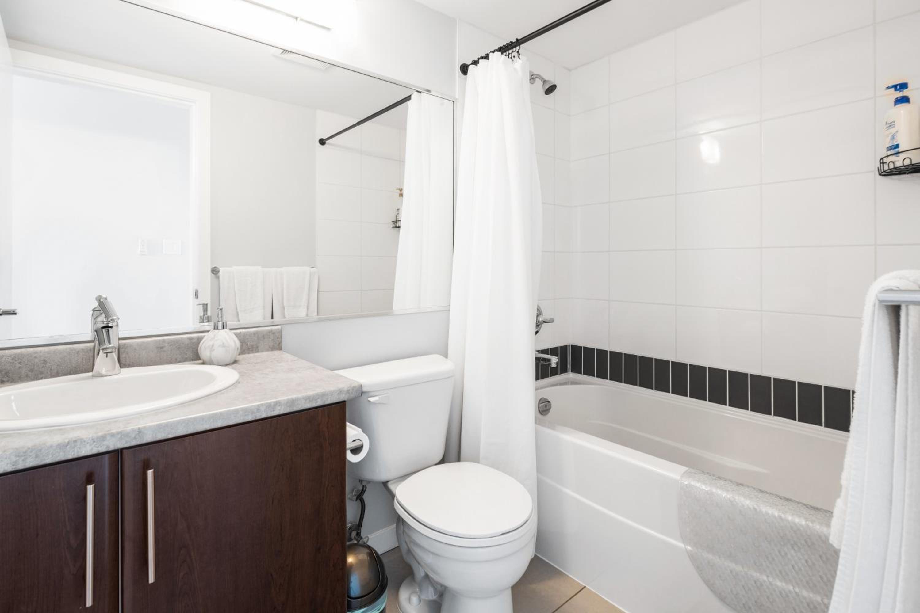 GardenView Modern Condo with Parking, Gym, Pool, AC