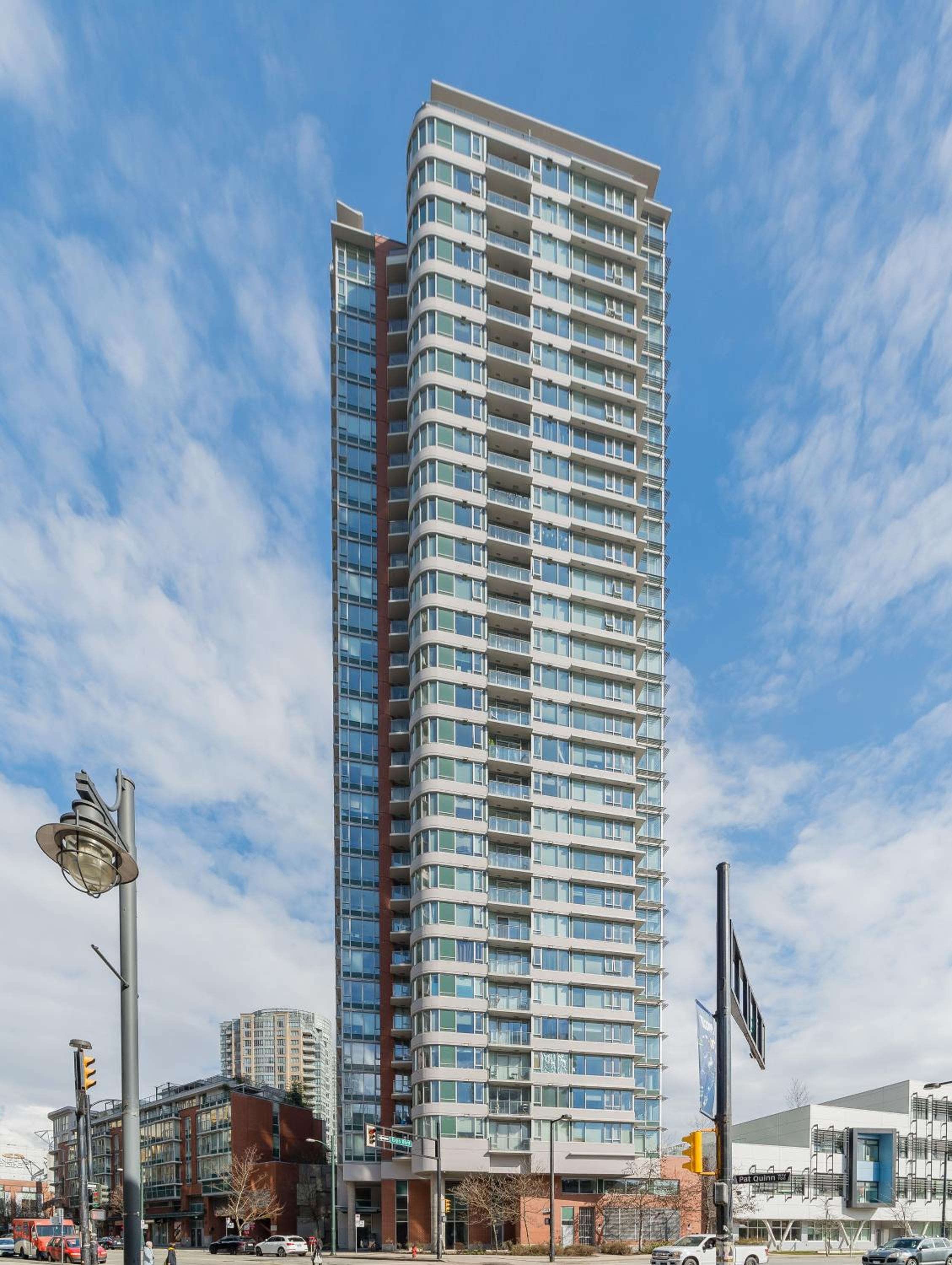 GardenView Modern Condo with Parking, Gym, Pool, AC