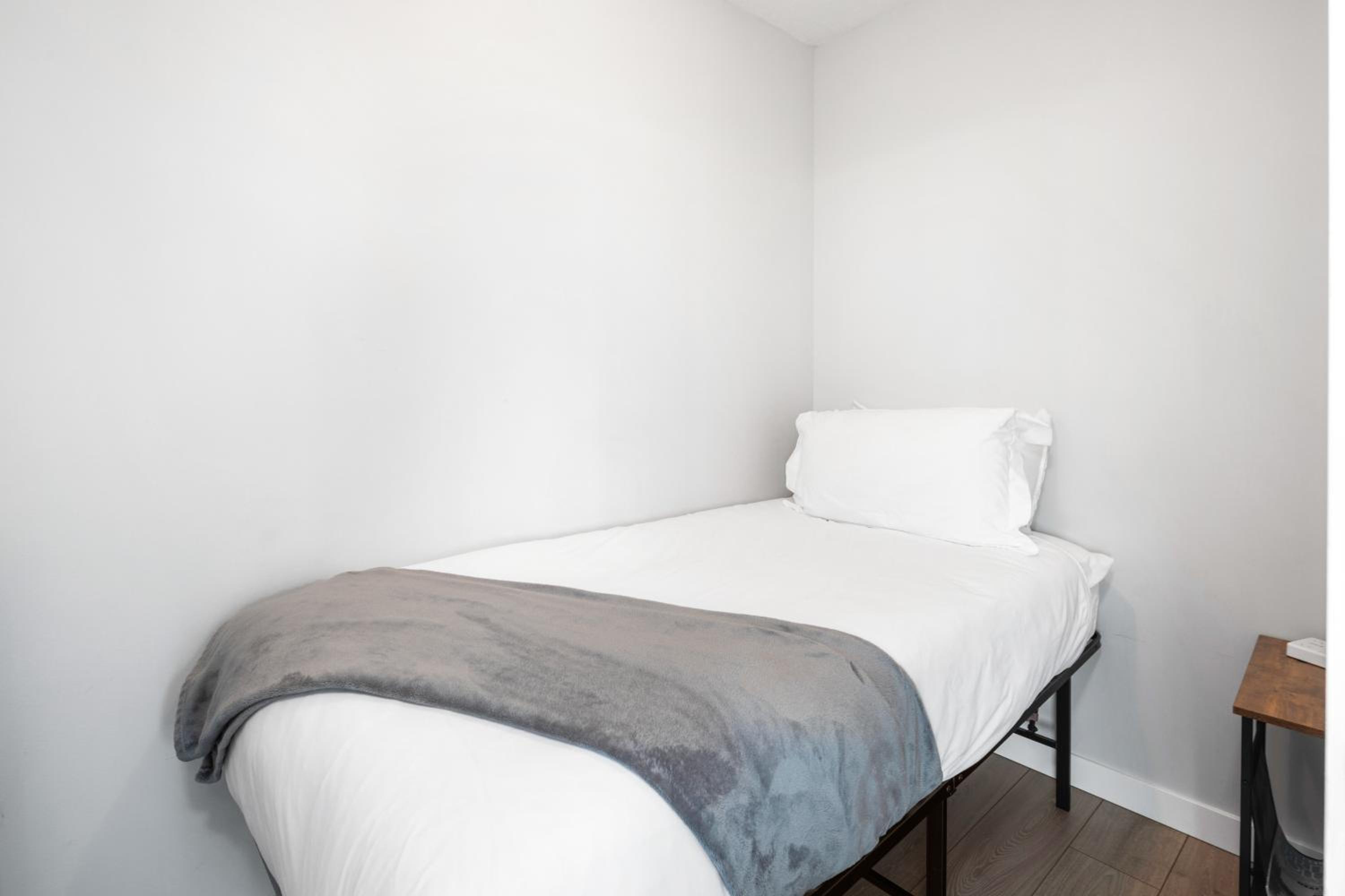 GardenView Modern Condo with Parking, Gym, Pool, AC