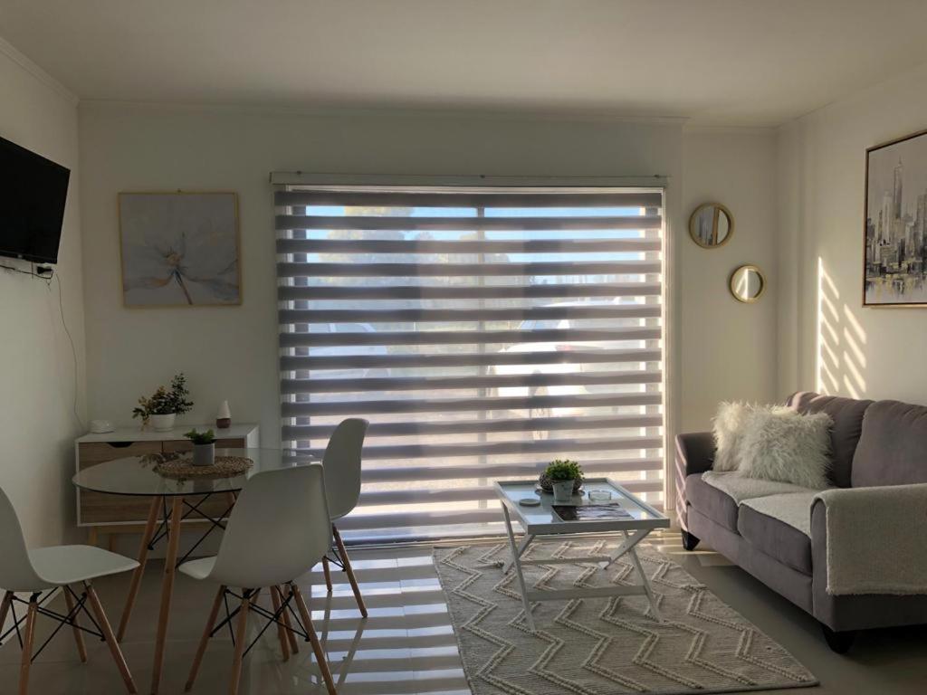 Departamento Los Canelos, a metros de Avenida Las Industrias- Incluye, NETFLIX DirecTV aire acondicionado, Internet