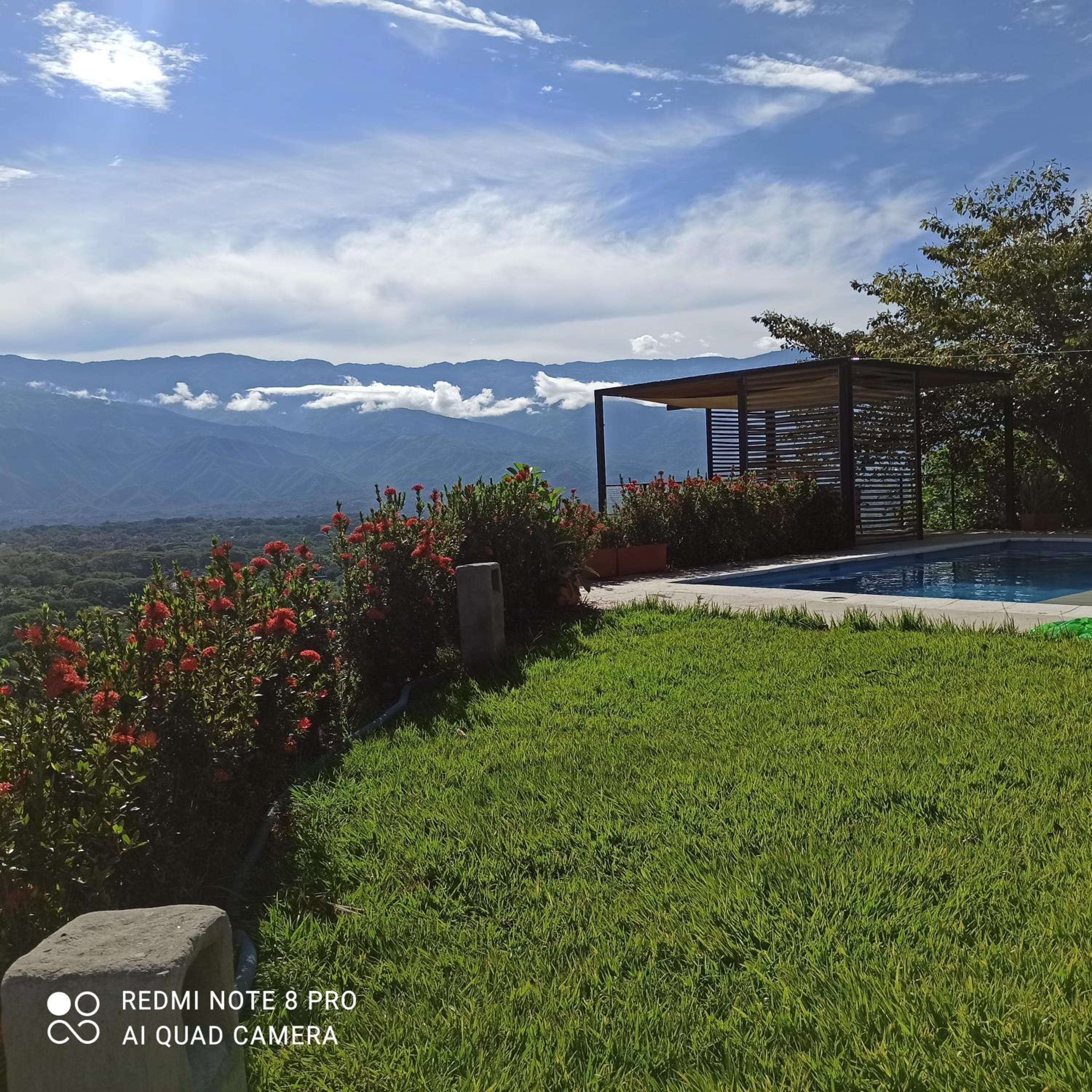 Piscina-gran vista-clima cálido y pueblo histórico