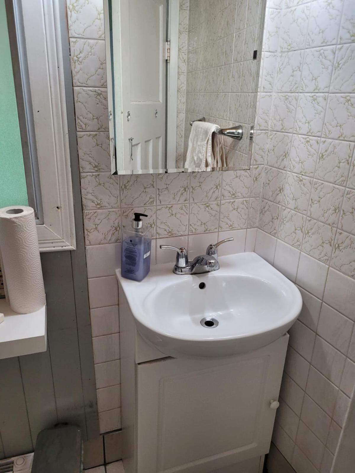 Cozy downtown two bedrooms free parking