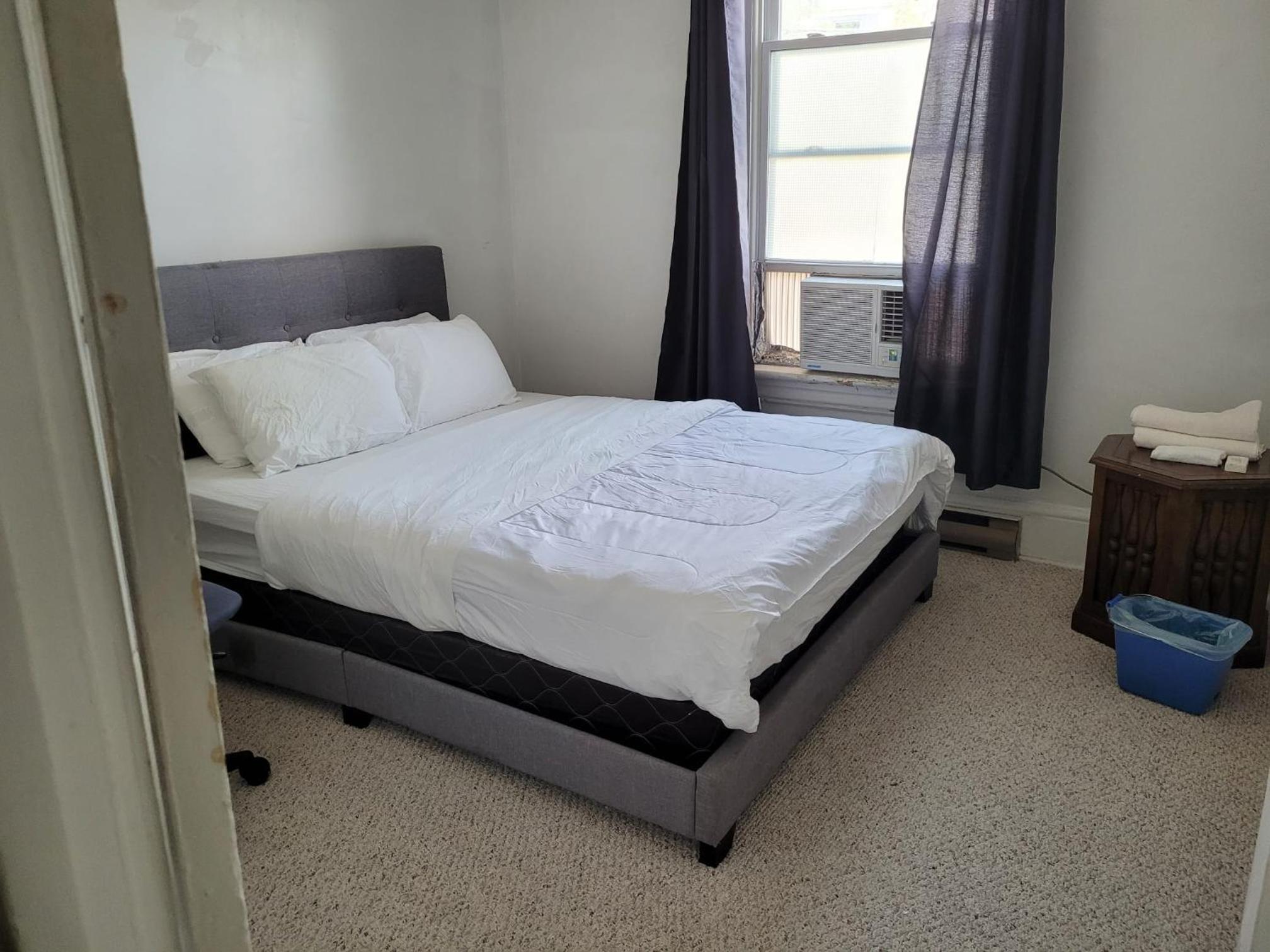 Cozy downtown two bedrooms free parking