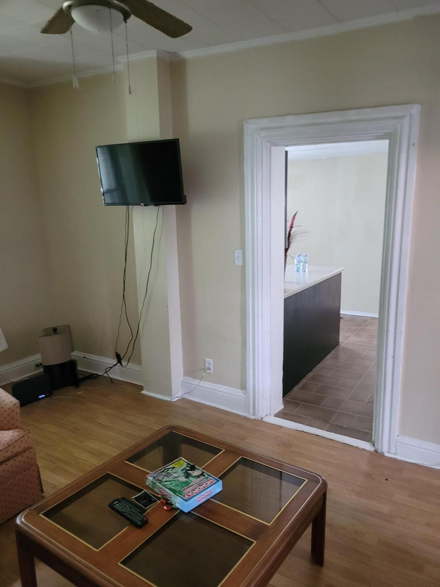 Cozy downtown two bedrooms free parking