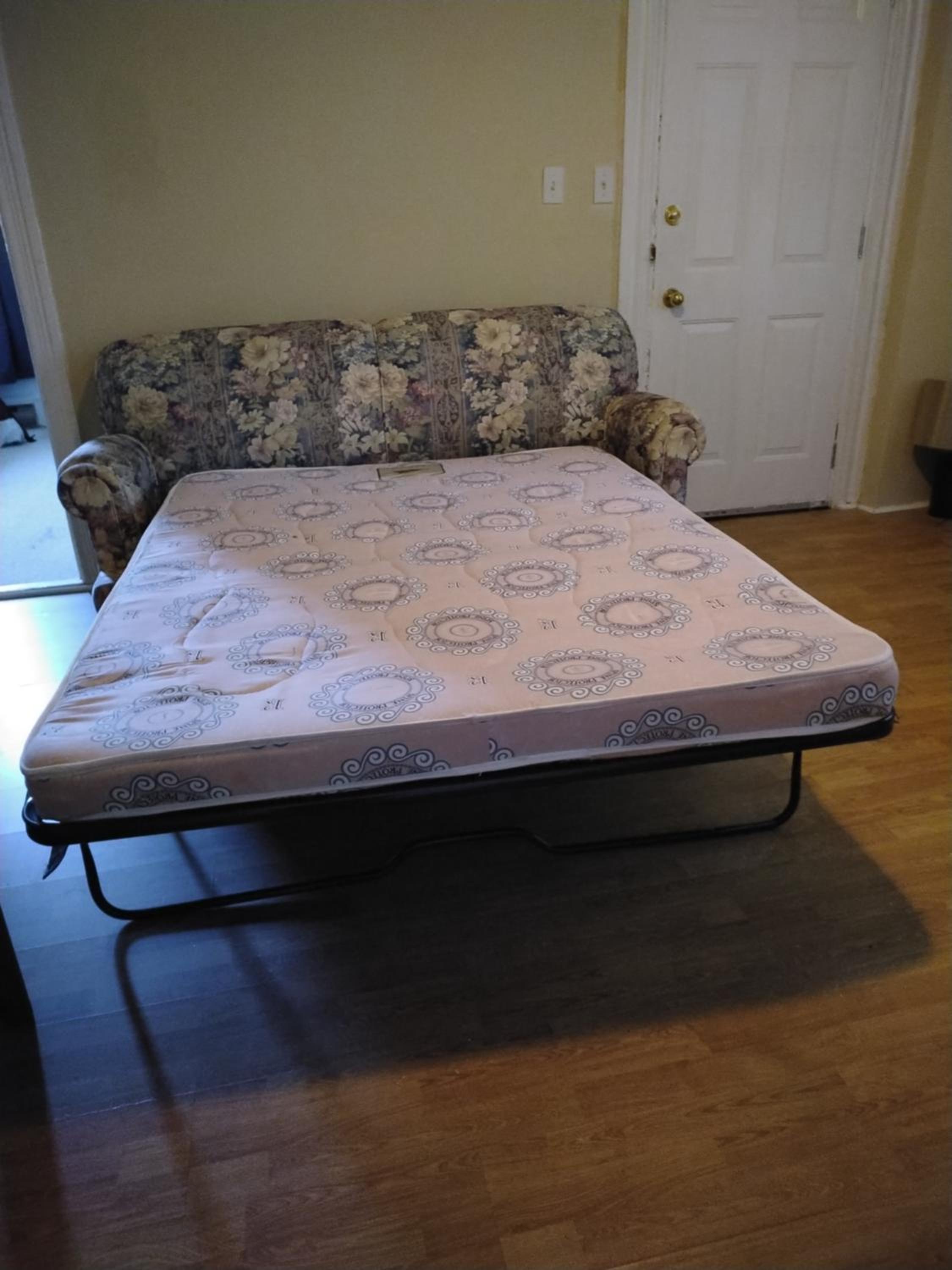 Cozy downtown two bedrooms free parking
