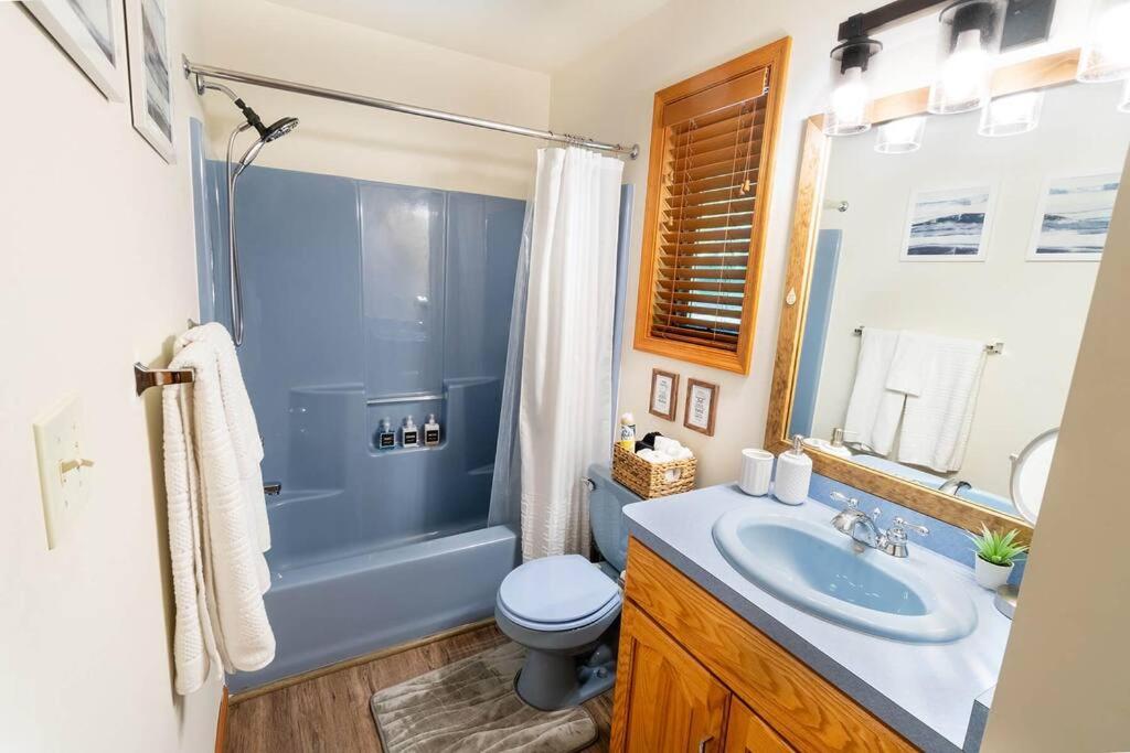 Serenity Falls - Stylish 4Bdr Mountain Retreat, Hot Tub, Pool view 4