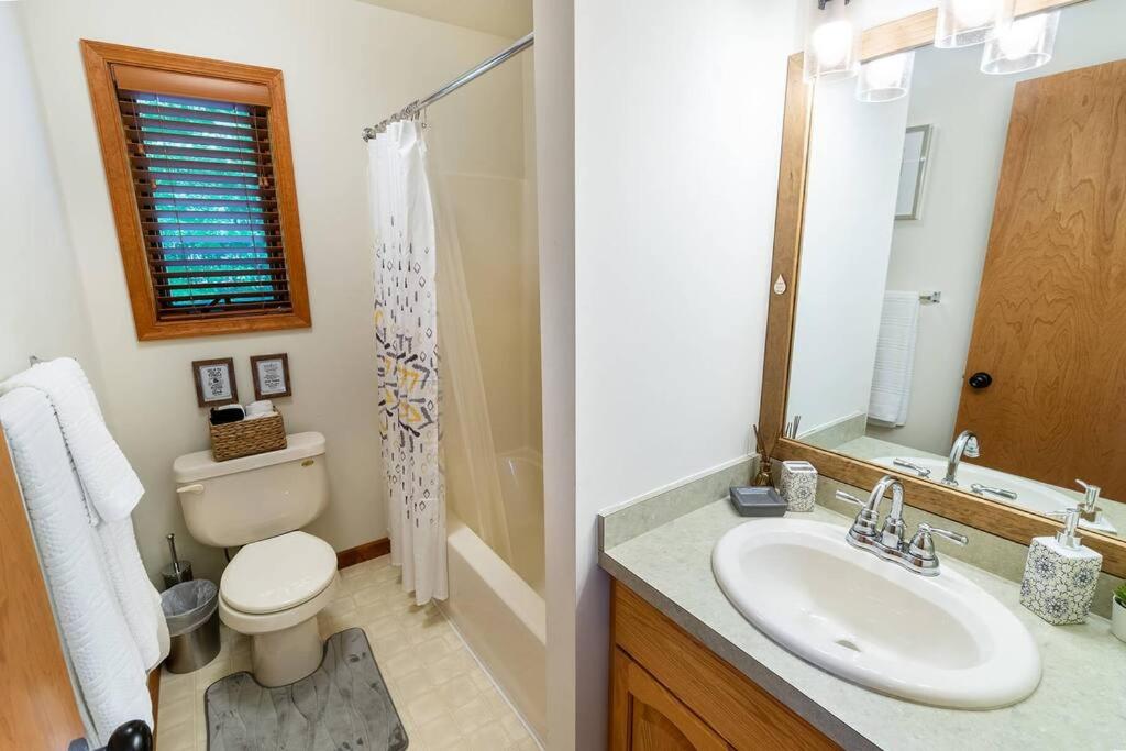 Serenity Falls - Stylish 4Bdr Mountain Retreat, Hot Tub, Pool view 5