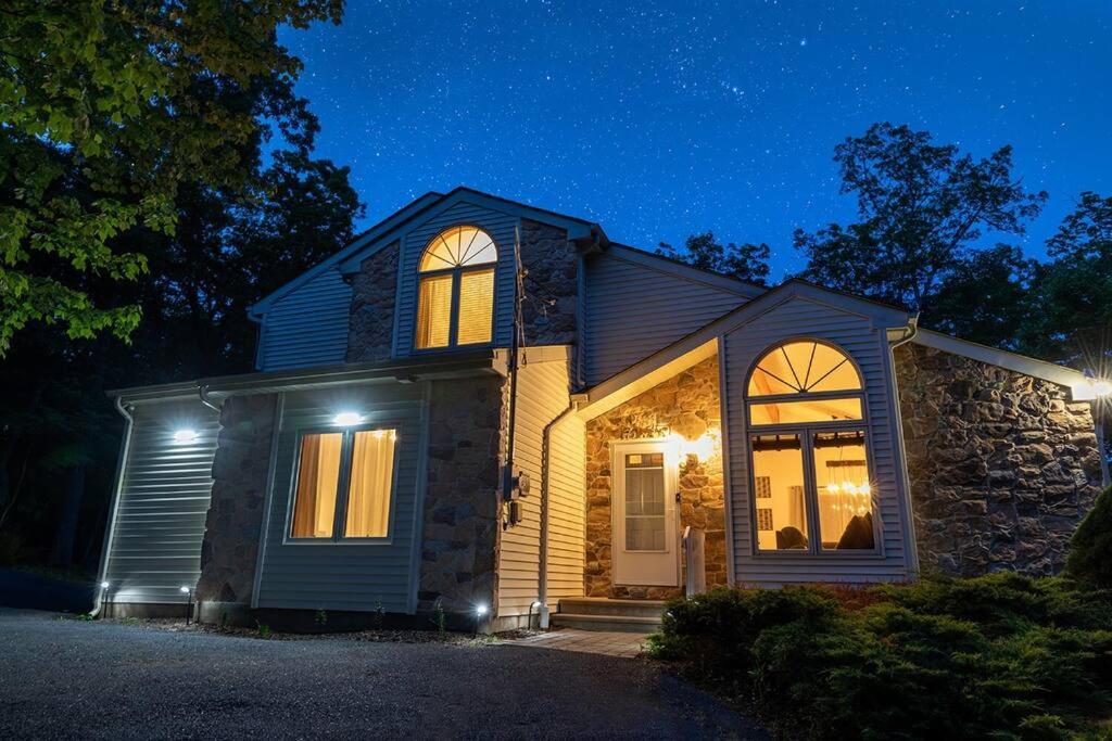 Hotel Serenity Falls - Stylish 4bdr Mountain Retreat, Hot Tub, Pool