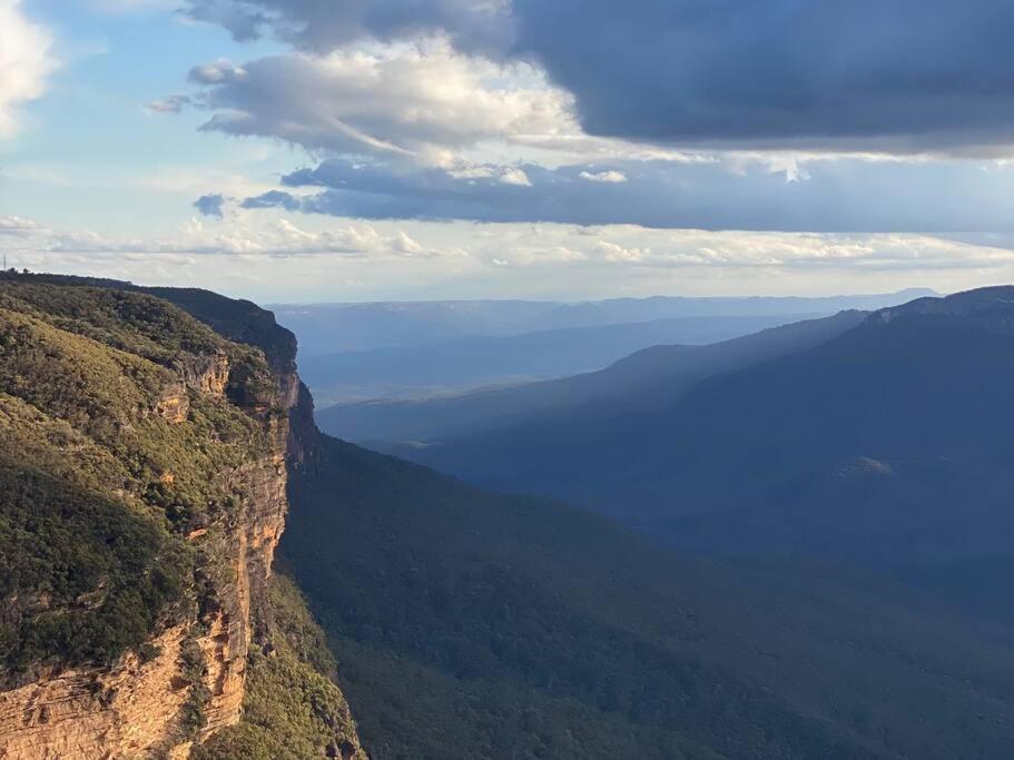 Tullys Hut - Walk to Hikes & Dog Friendly Adventures!