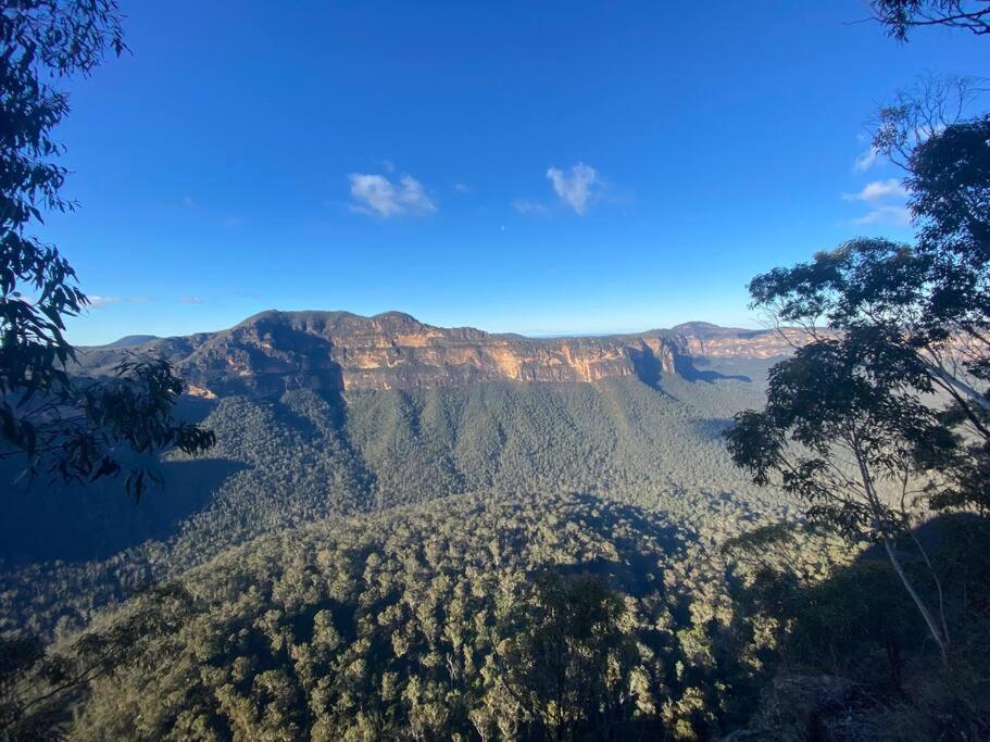 Tullys Hut - Walk to Hikes & Dog Friendly Adventures!
