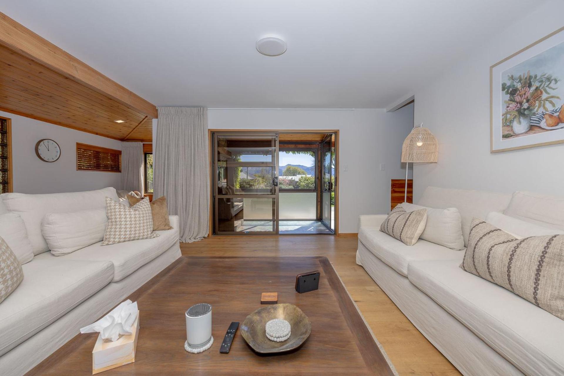 4BR Wanaka Home - Walk to That Wanaka Tree & Lake