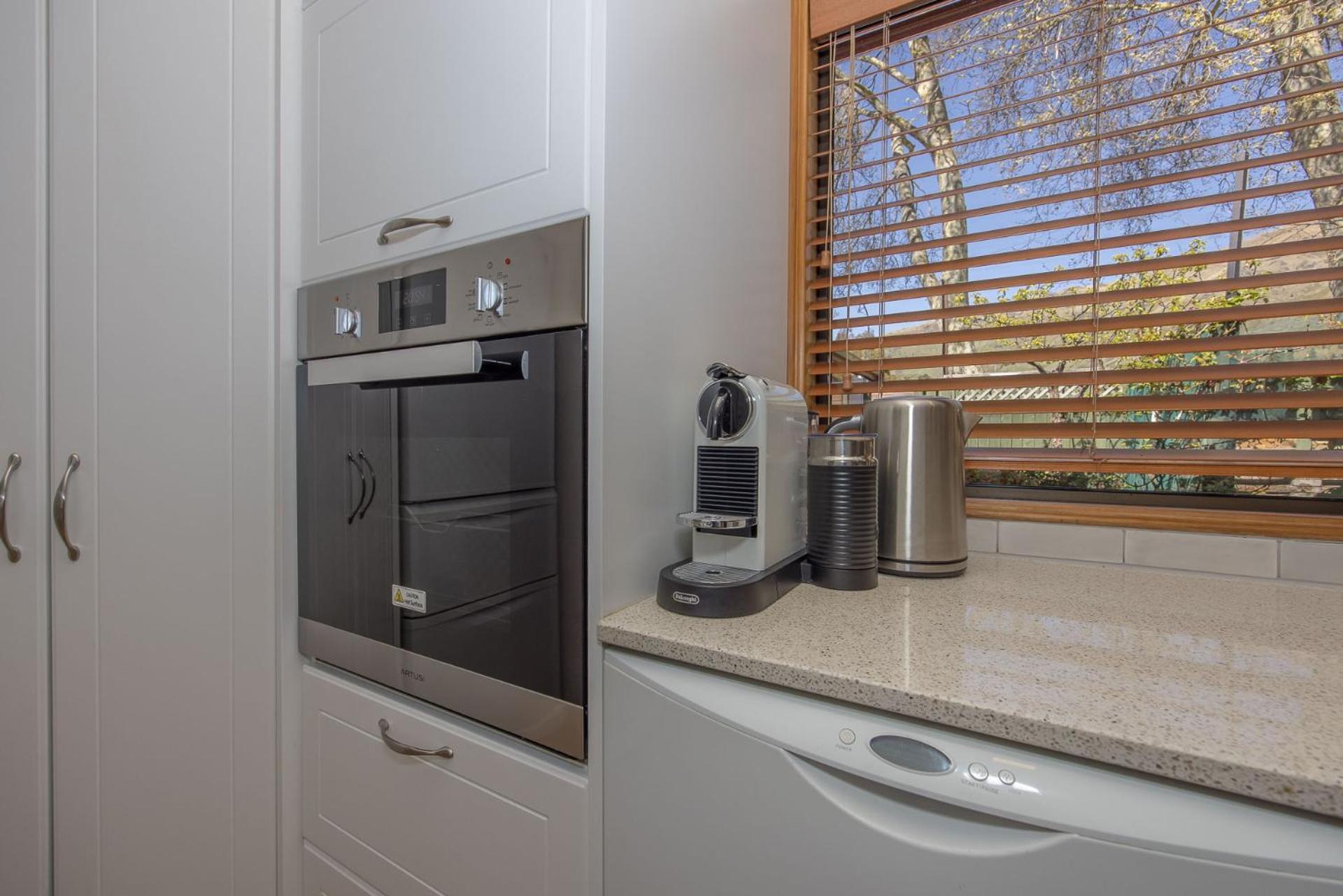 4BR Wanaka Home - Walk to That Wanaka Tree & Lake