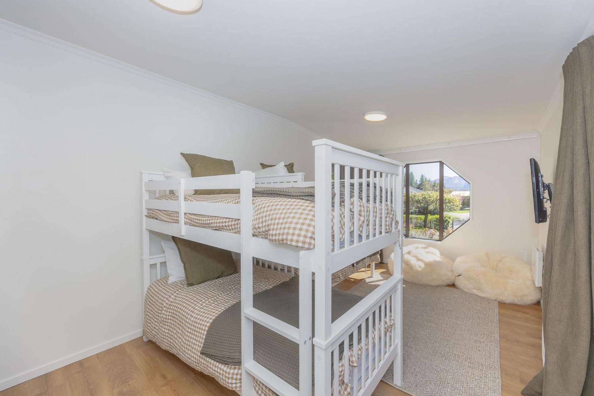 4BR Wanaka Home - Walk to That Wanaka Tree & Lake