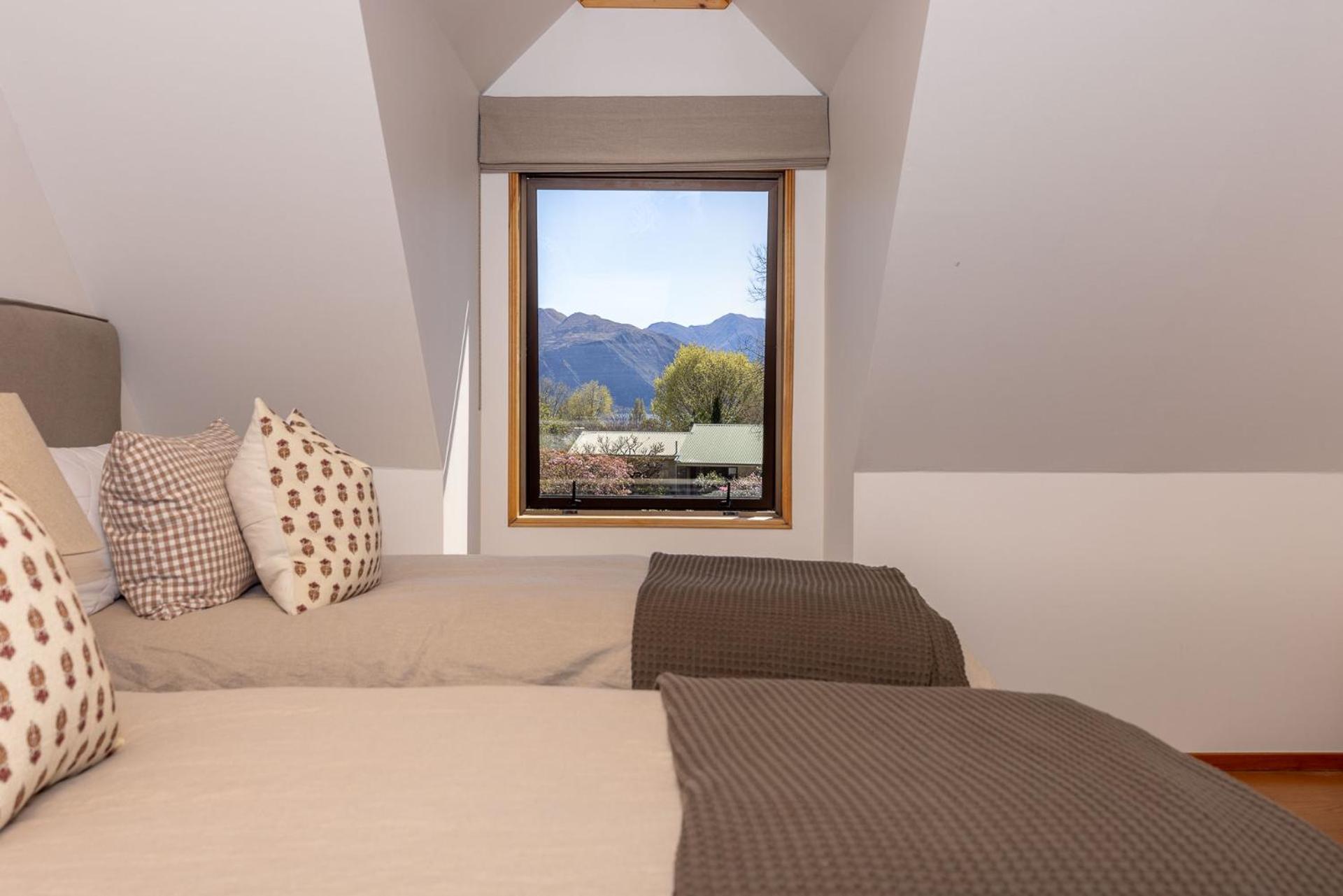 4BR Wanaka Home - Walk to That Wanaka Tree & Lake