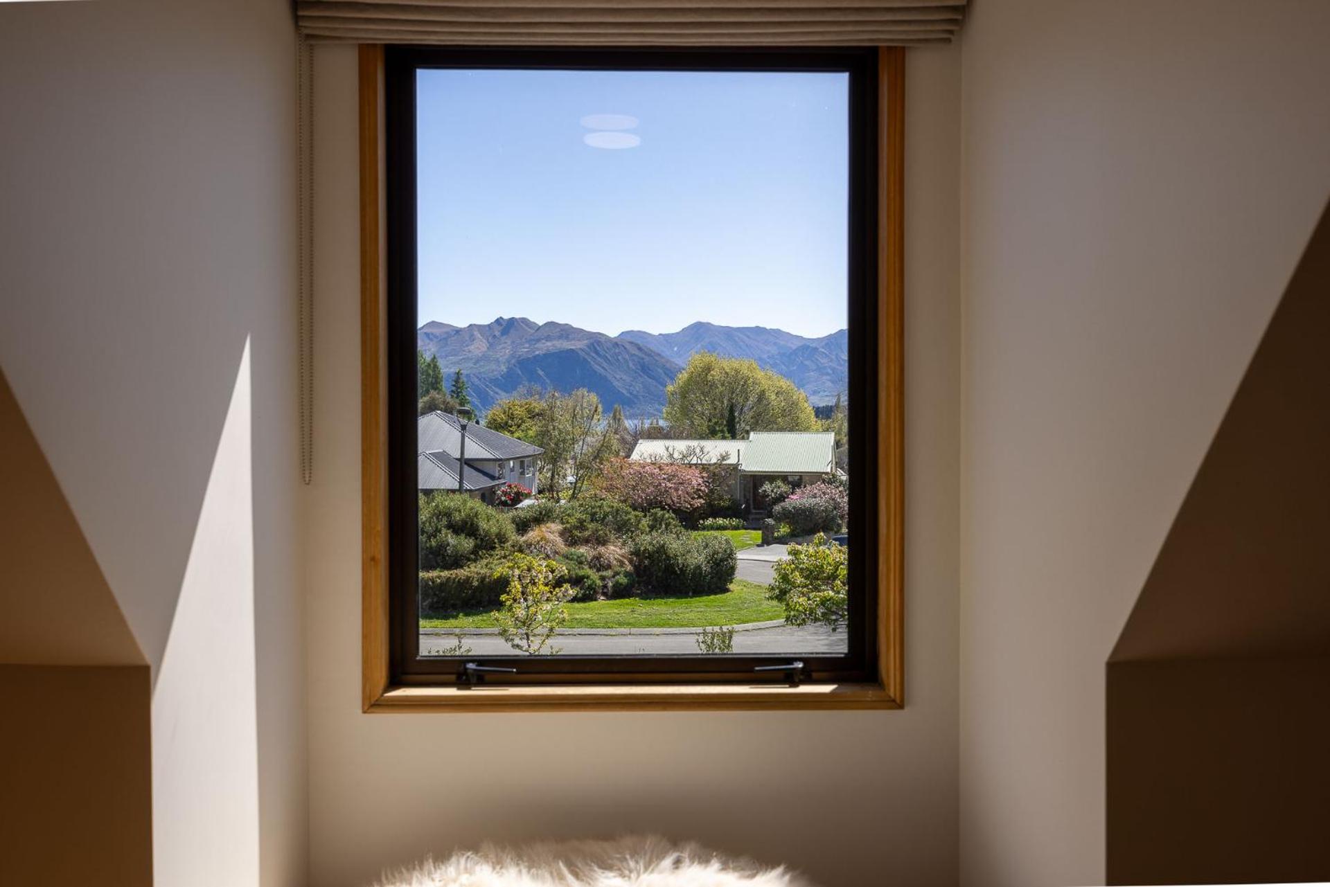 4BR Wanaka Home - Walk to That Wanaka Tree & Lake
