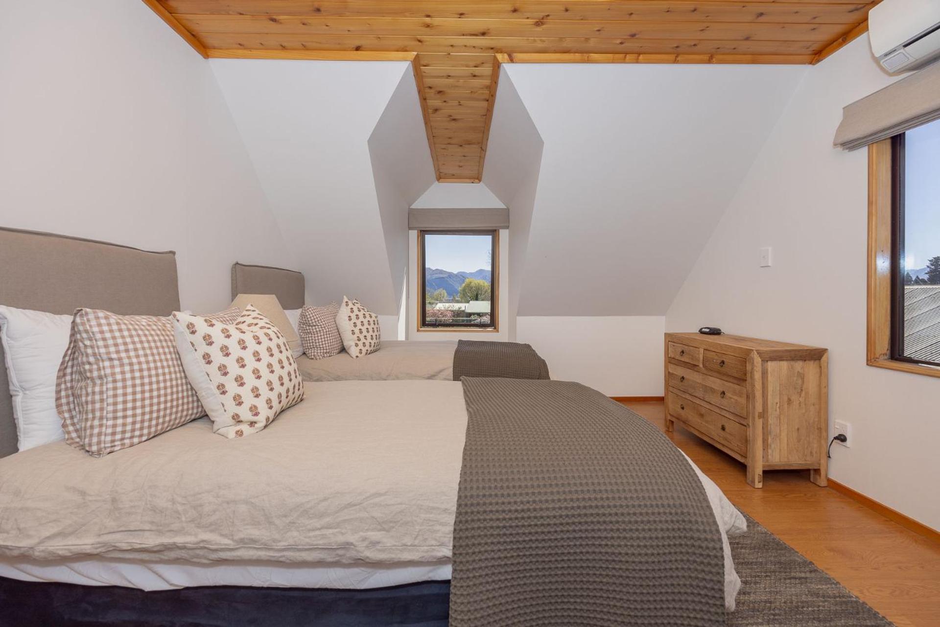 4BR Wanaka Home - Walk to That Wanaka Tree & Lake
