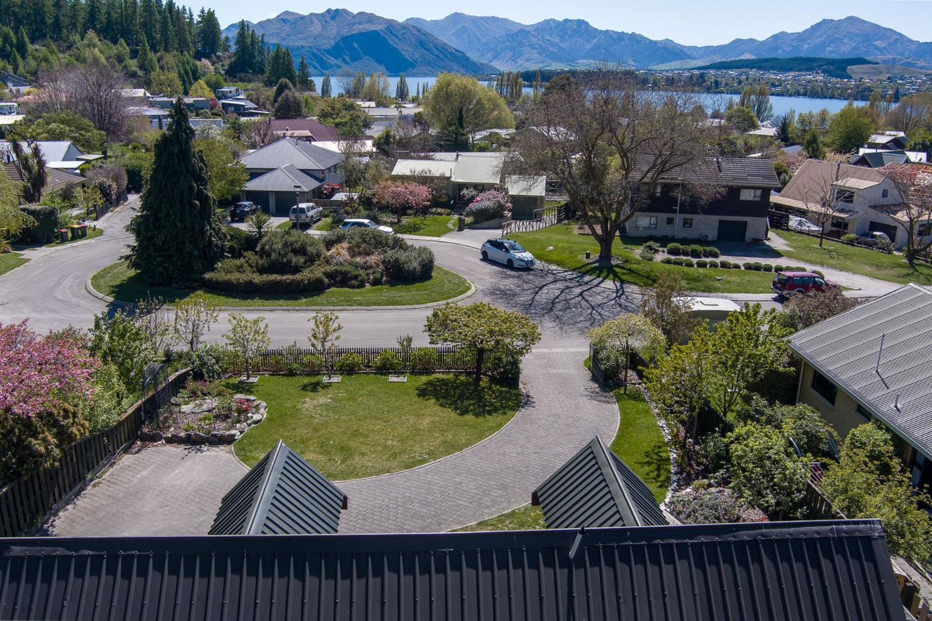 4BR Wanaka Home - Walk to That Wanaka Tree & Lake
