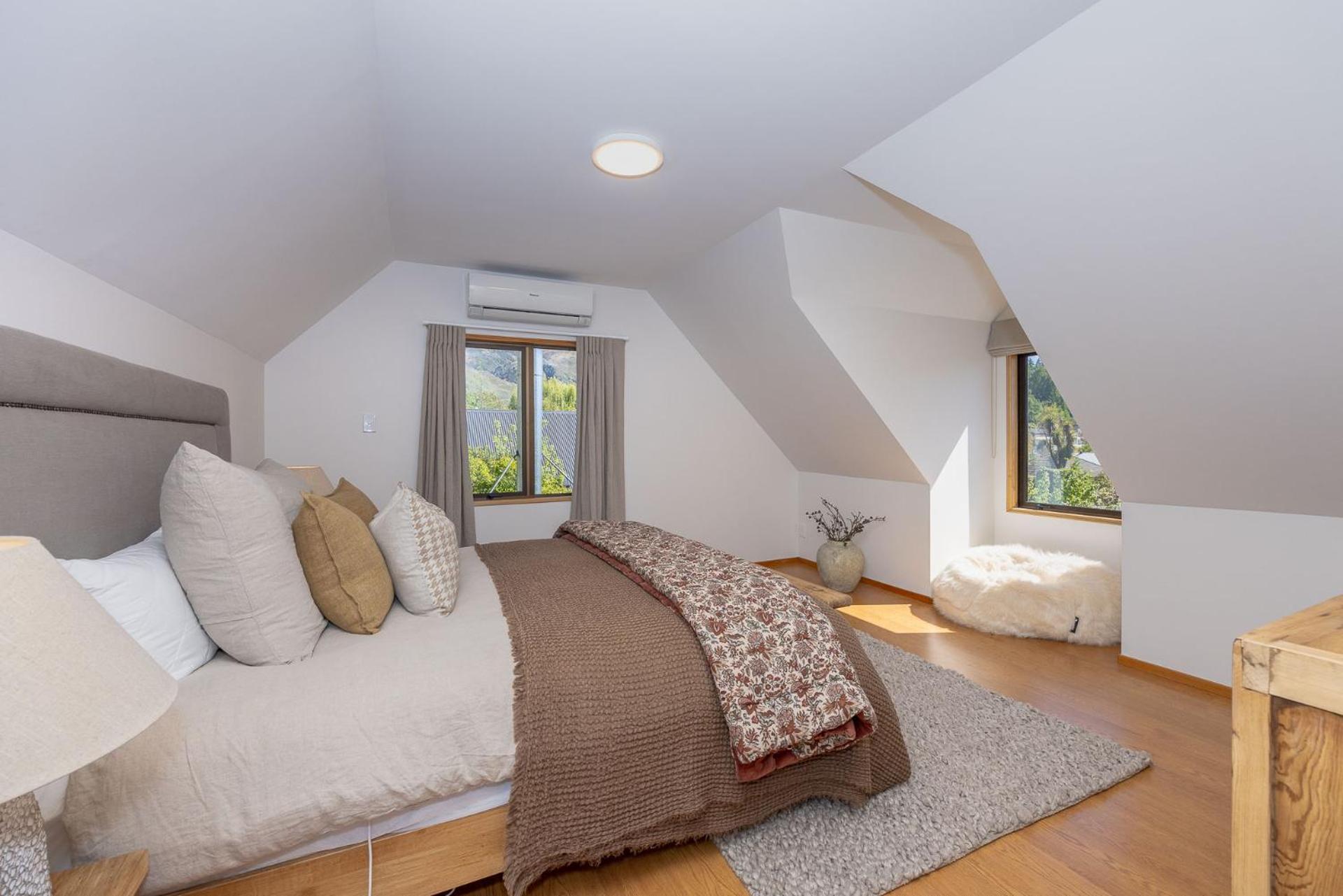 4BR Wanaka Home - Walk to That Wanaka Tree & Lake