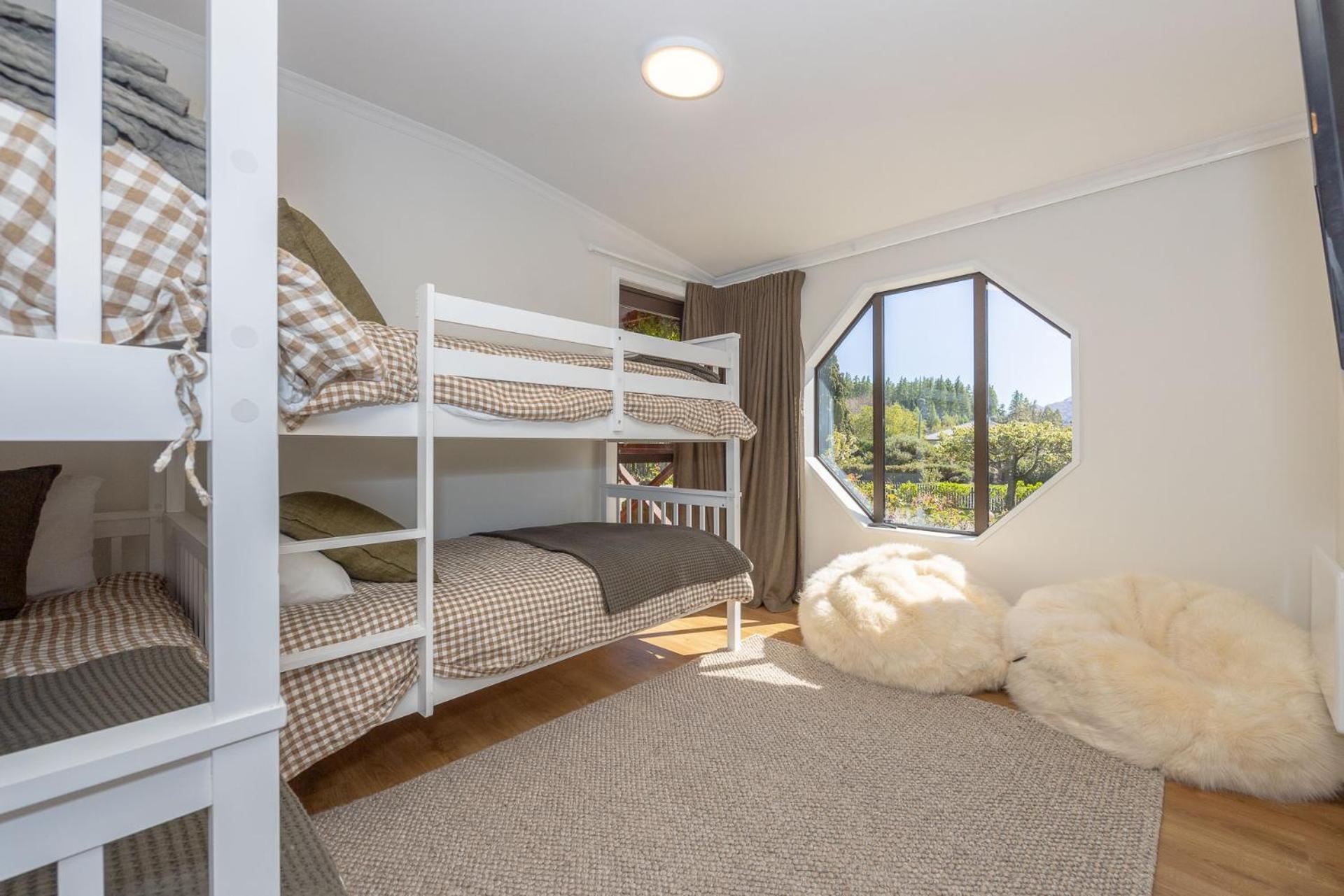 4BR Wanaka Home - Walk to That Wanaka Tree & Lake