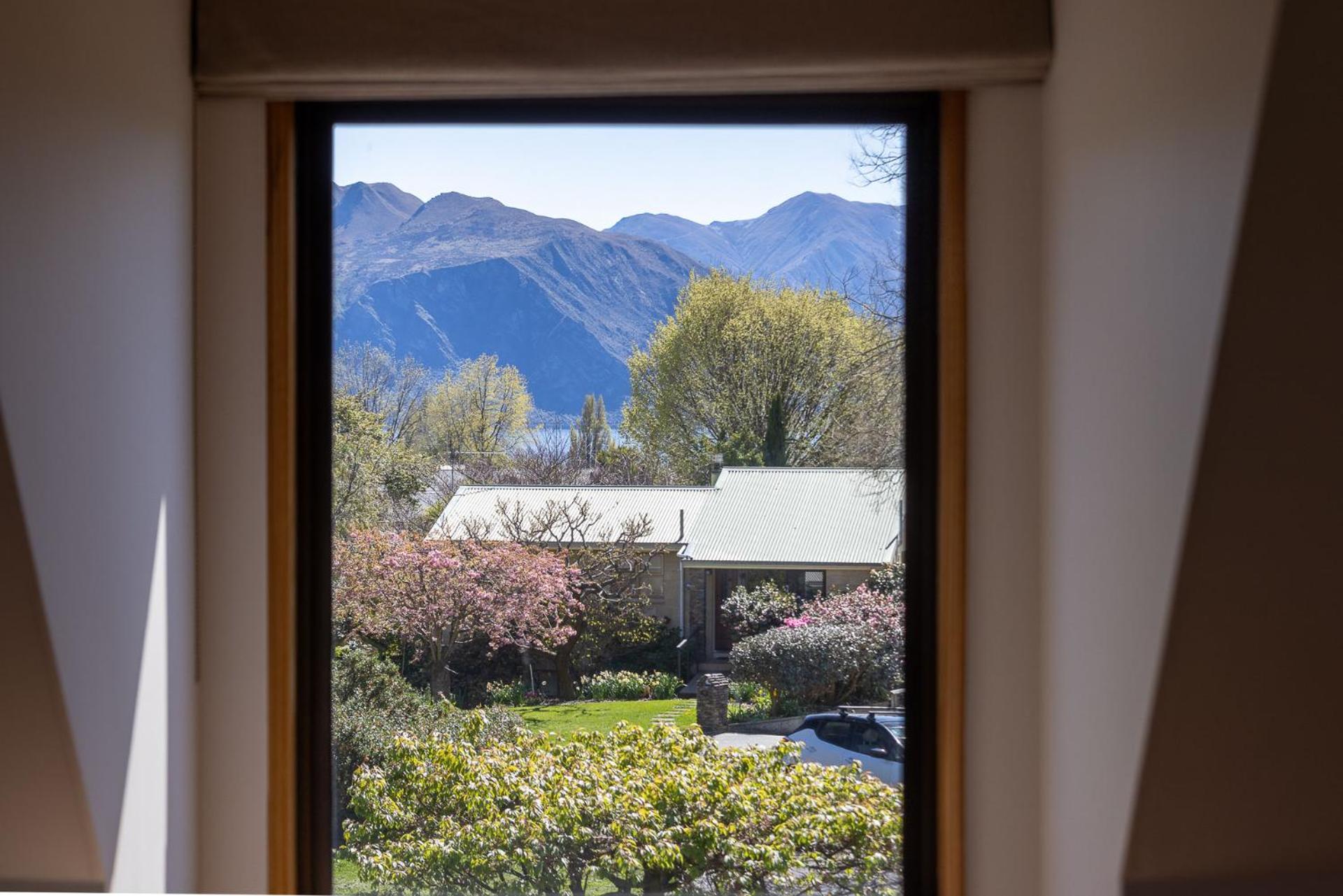 4BR Wanaka Home - Walk to That Wanaka Tree & Lake