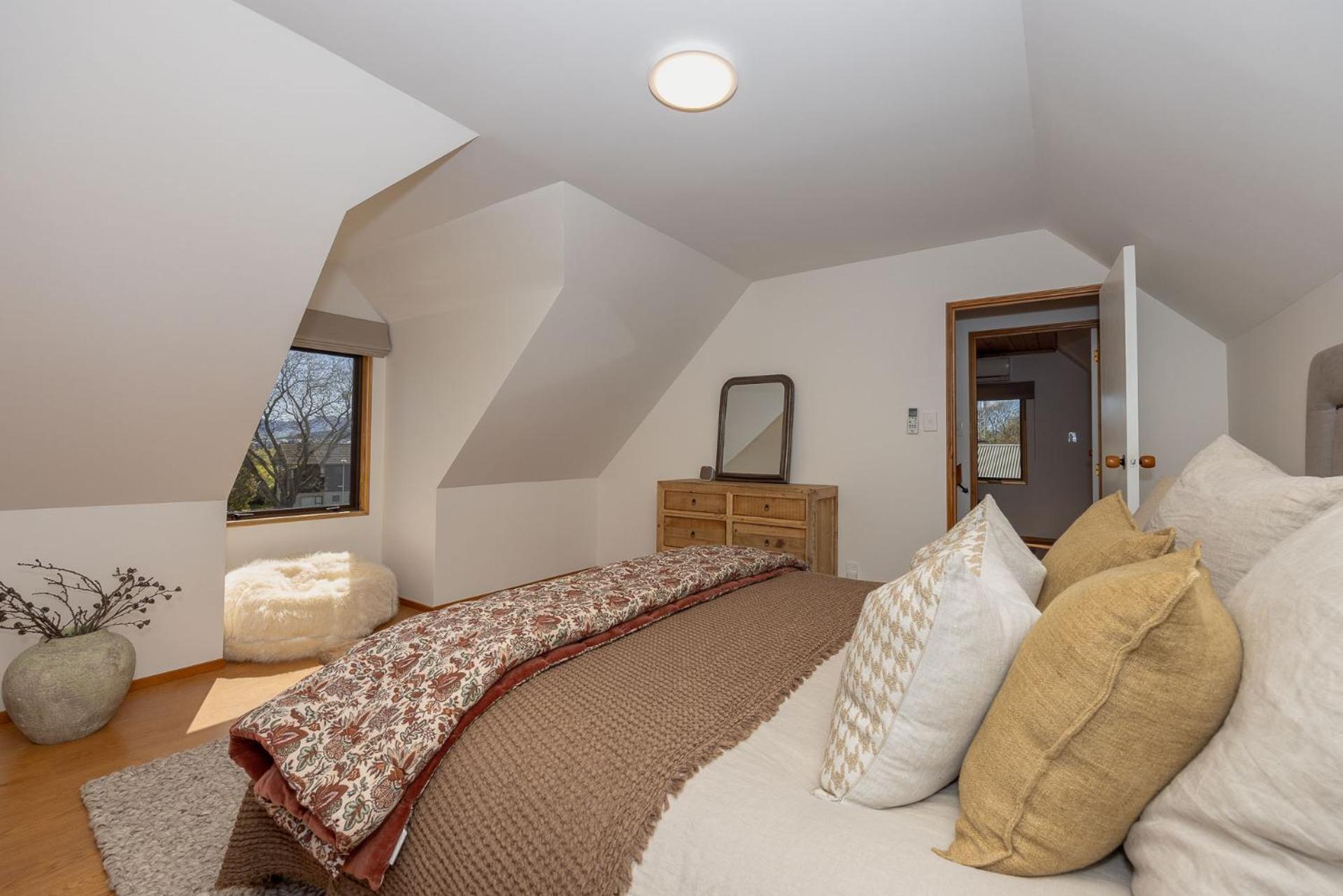 4BR Wanaka Home - Walk to That Wanaka Tree & Lake