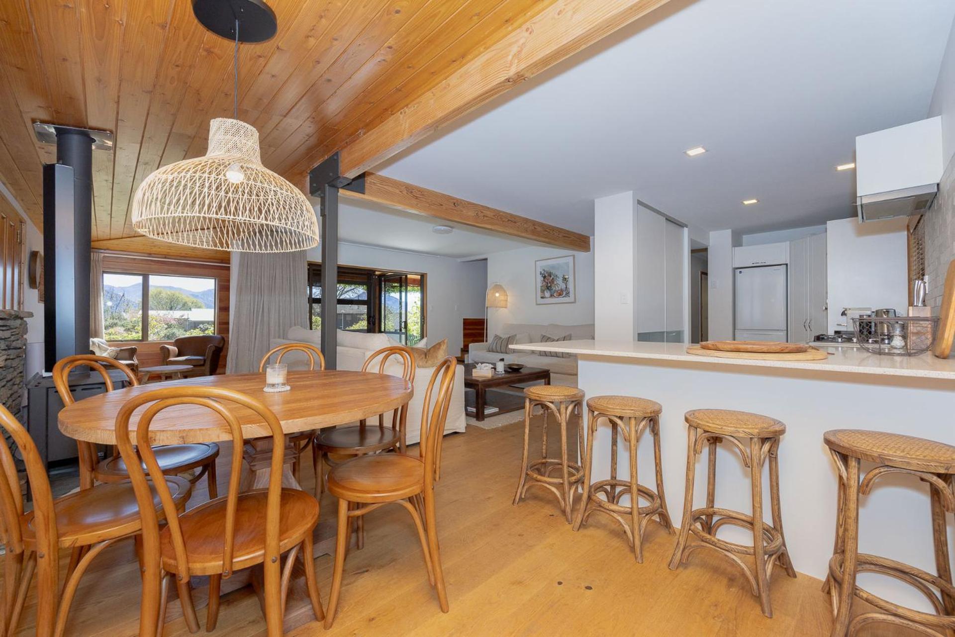 4BR Wanaka Home - Walk to That Wanaka Tree & Lake