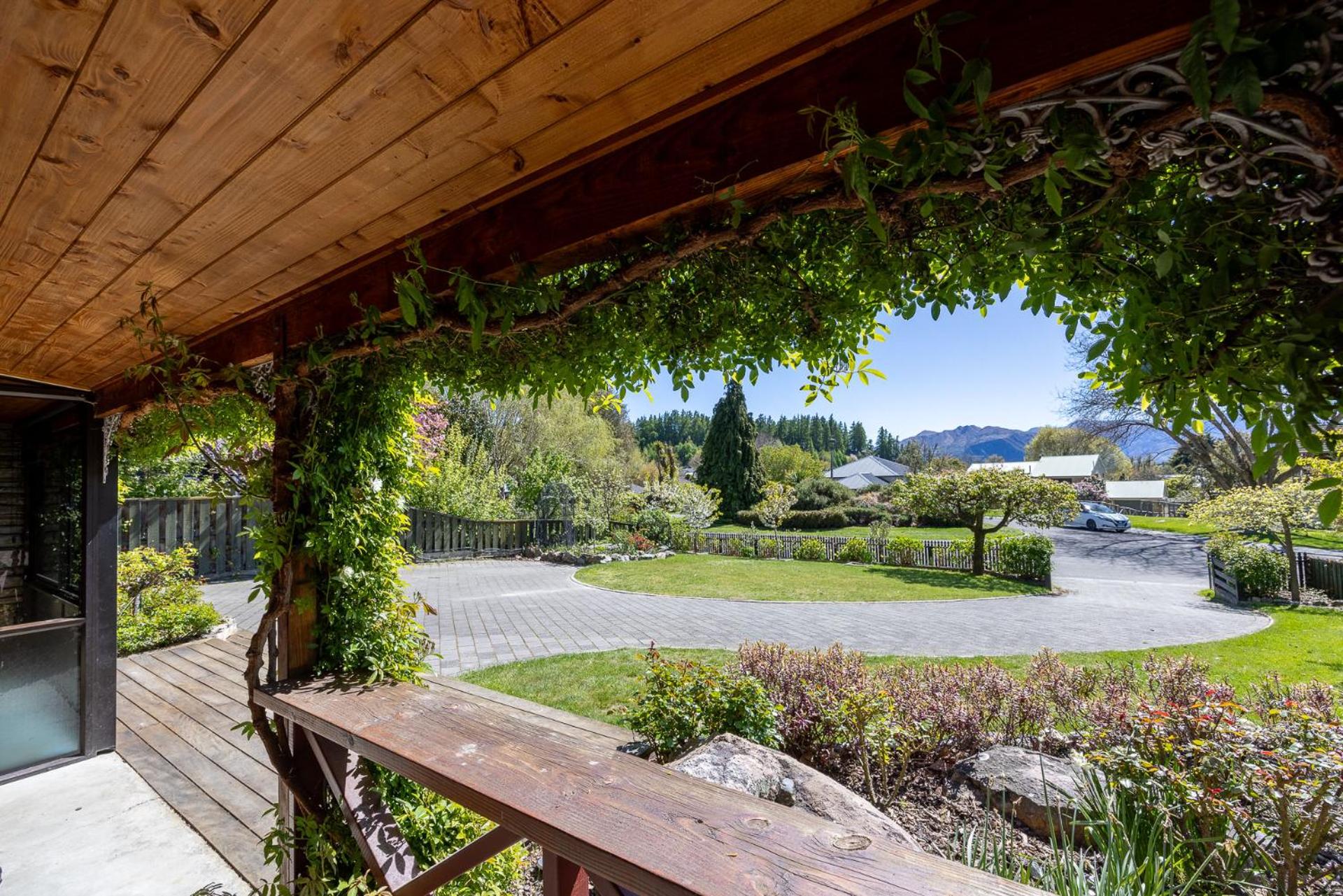 4BR Wanaka Home - Walk to That Wanaka Tree & Lake
