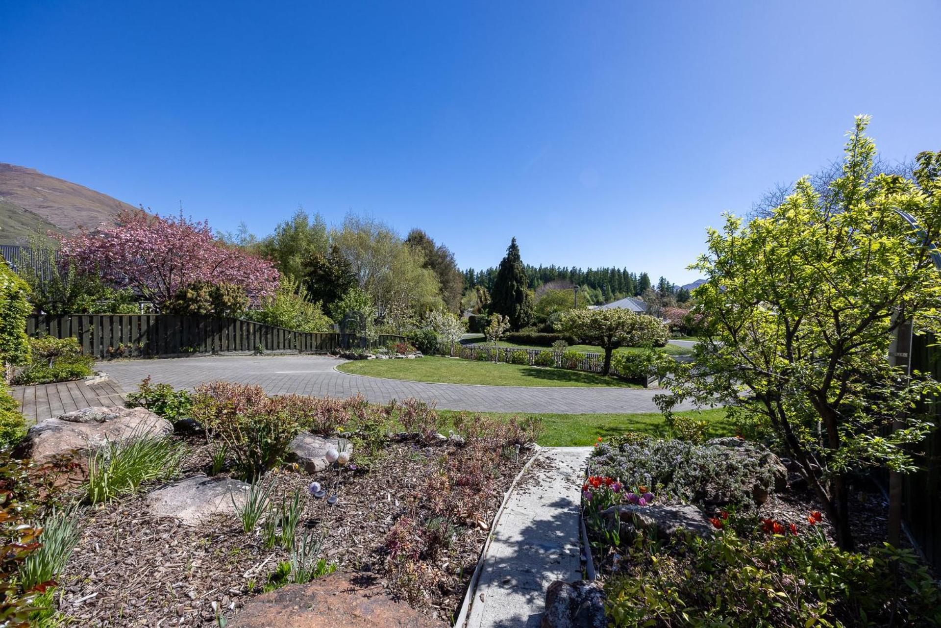 4BR Wanaka Home - Walk to That Wanaka Tree & Lake