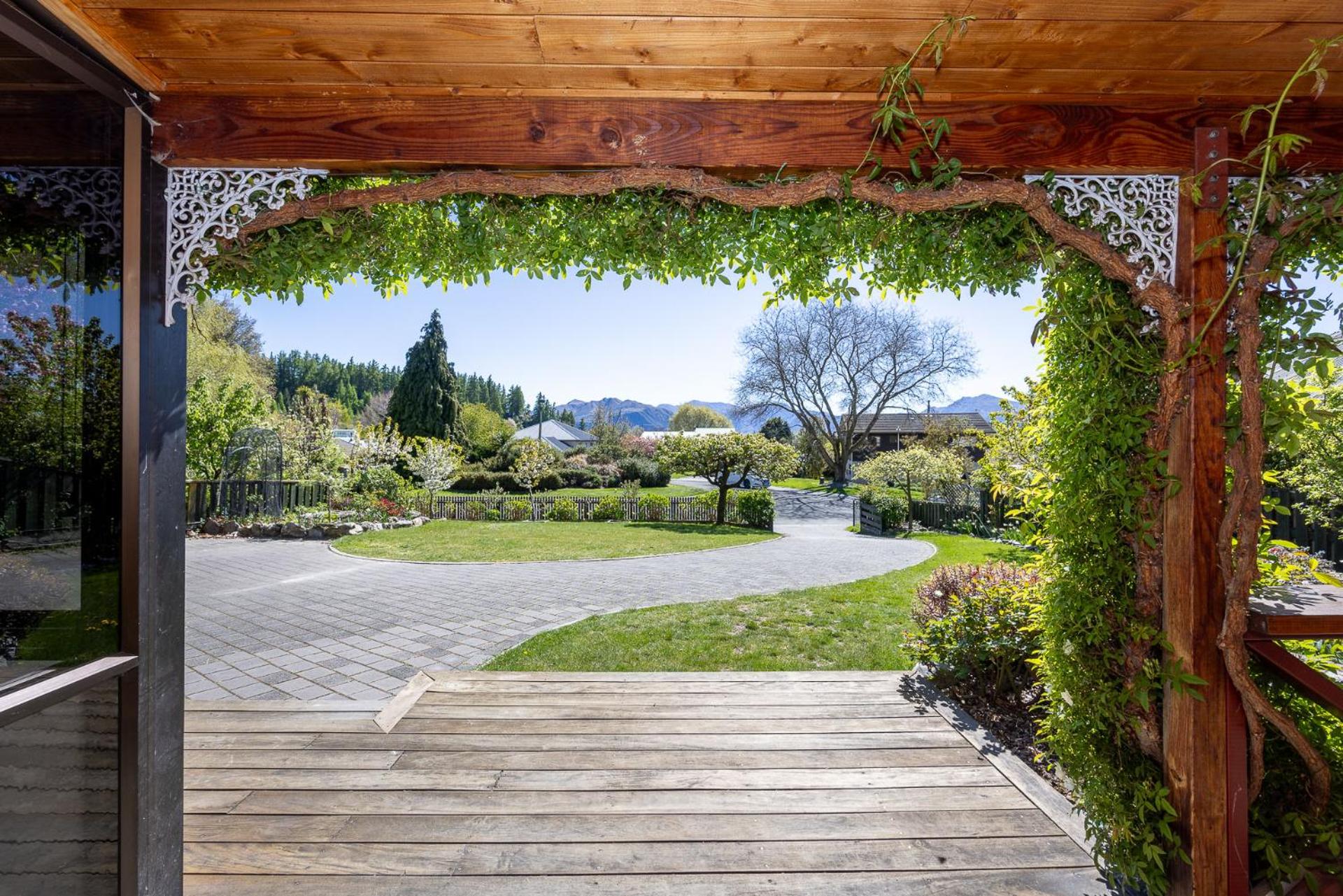 4BR Wanaka Home - Walk to That Wanaka Tree & Lake