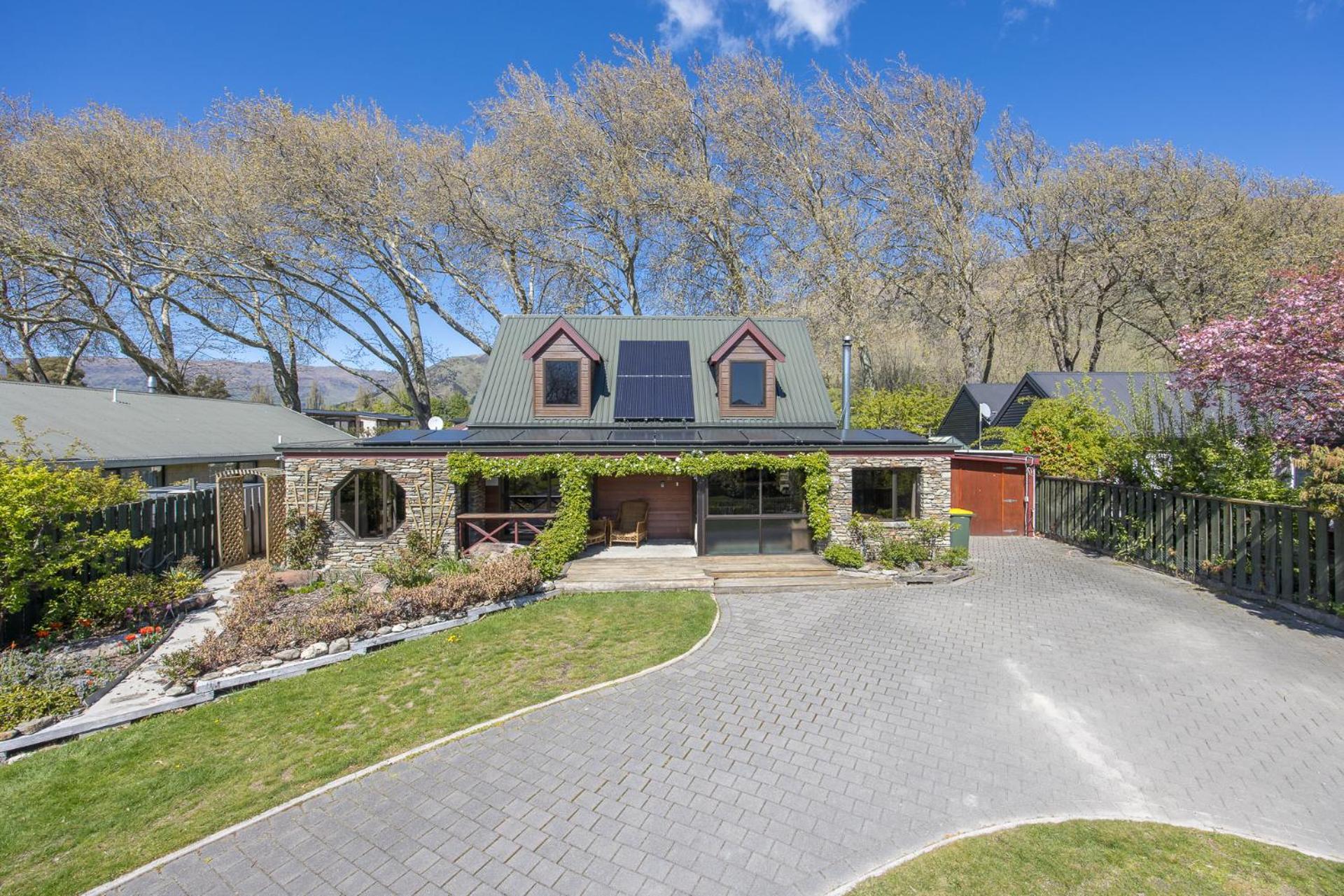 4BR Wanaka Home - Walk to That Wanaka Tree & Lake