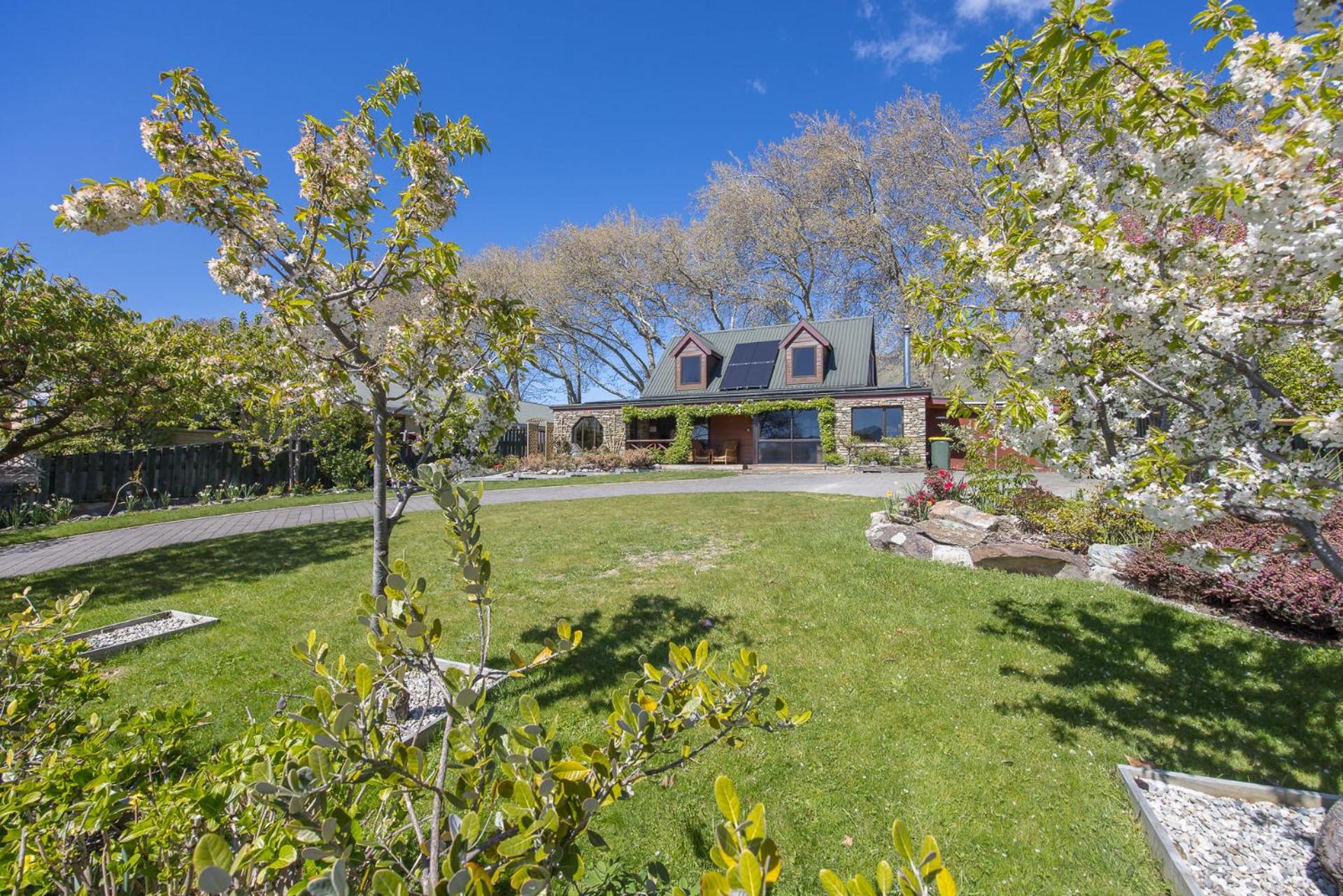 4BR Wanaka Home - Walk to That Wanaka Tree & Lake