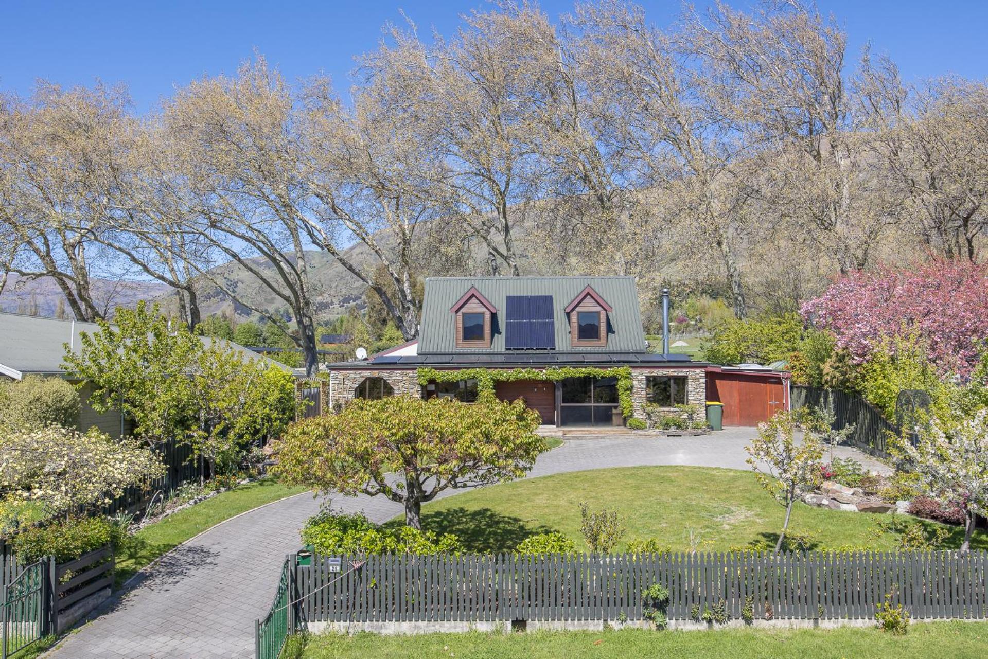 4BR Wanaka Home - Walk to That Wanaka Tree & Lake