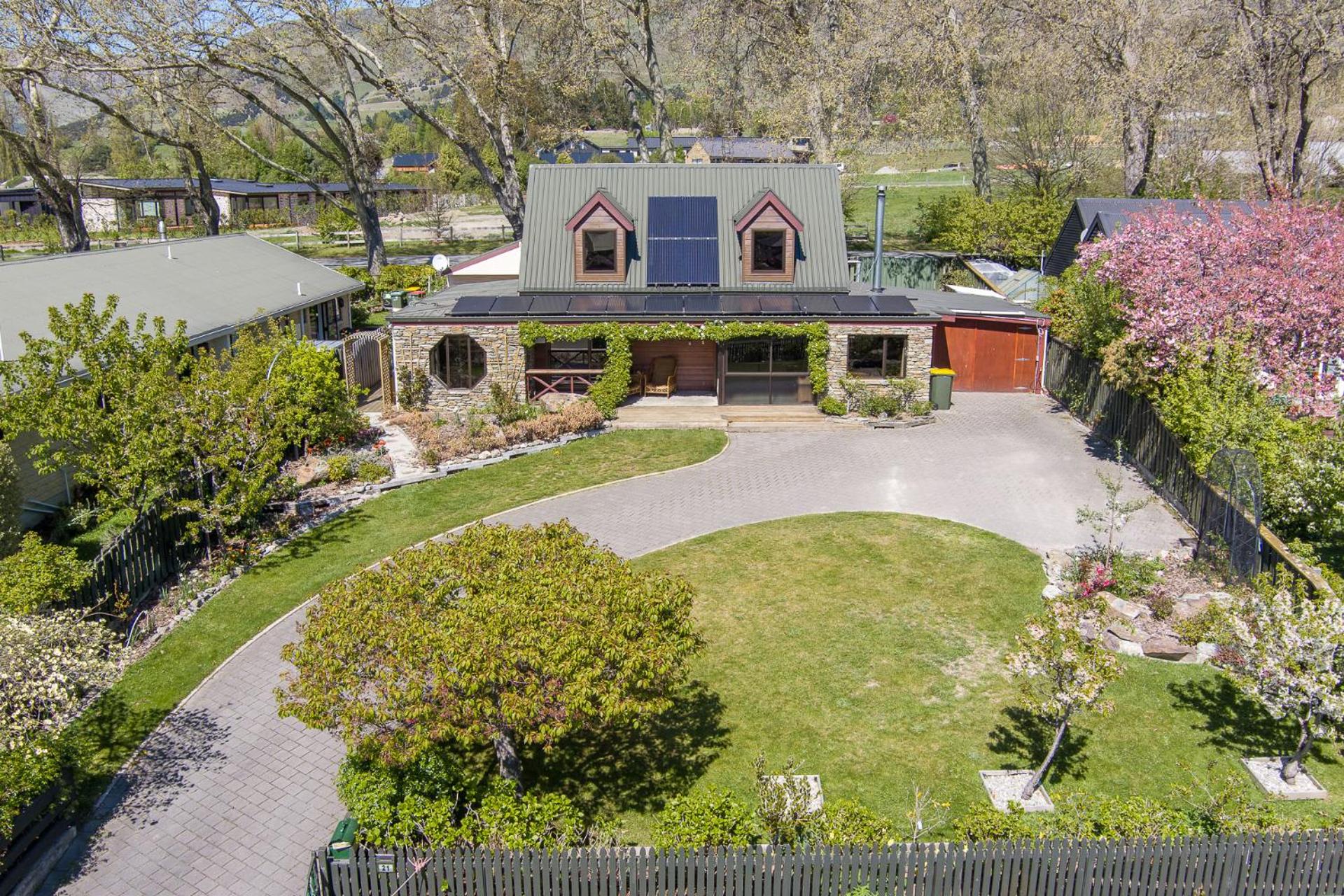 4BR Wanaka Home - Walk to That Wanaka Tree & Lake