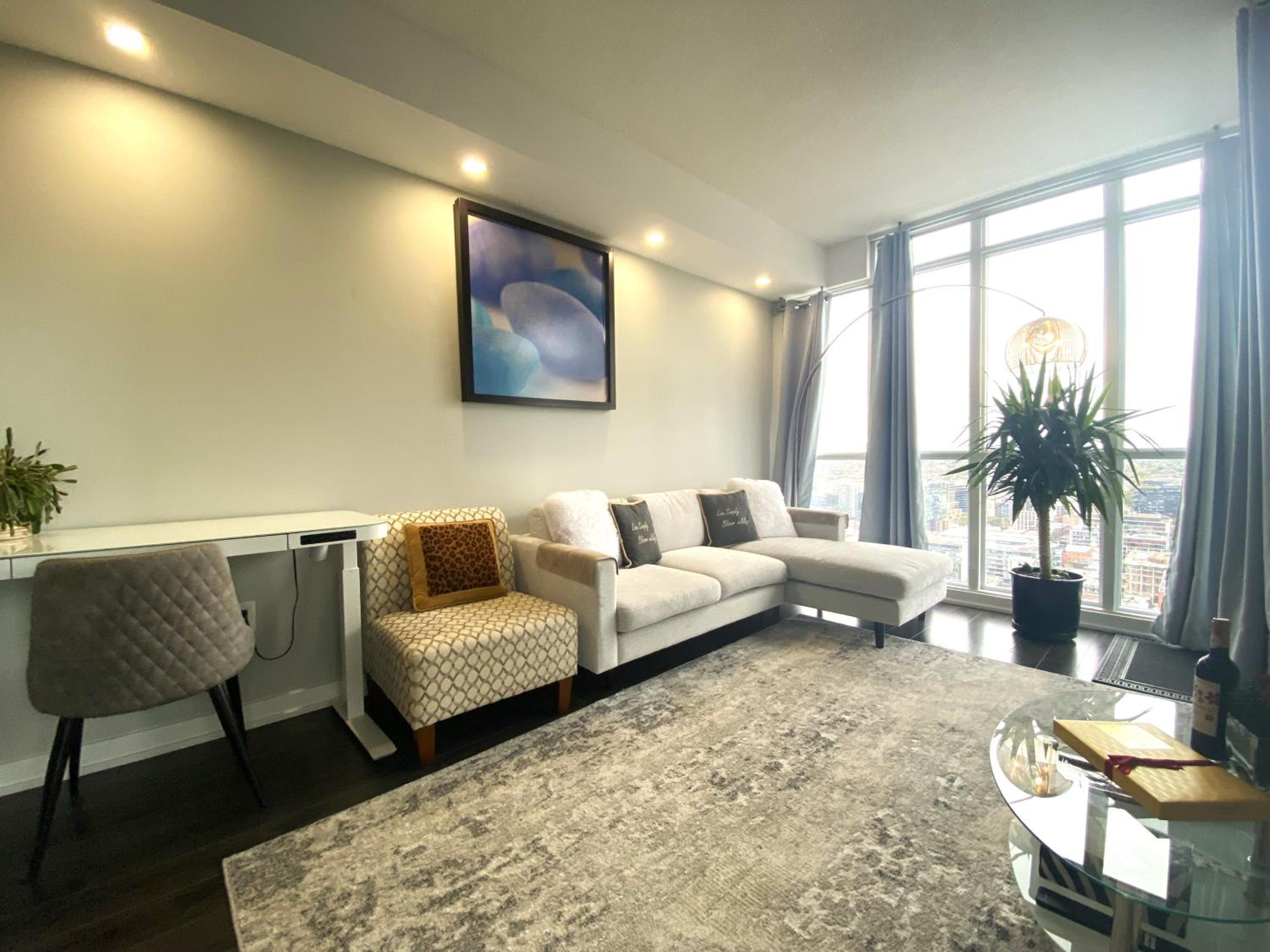 TVHR - Luxury Condos in Heart of Downtown with Breakfast