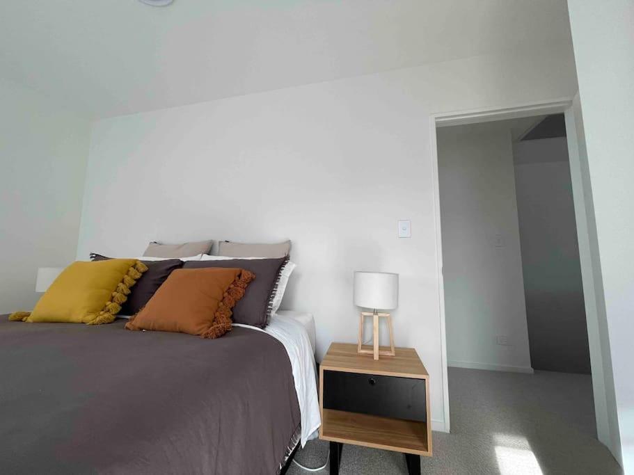 Luxury 3 Bedroom Home With Double Garage view 5