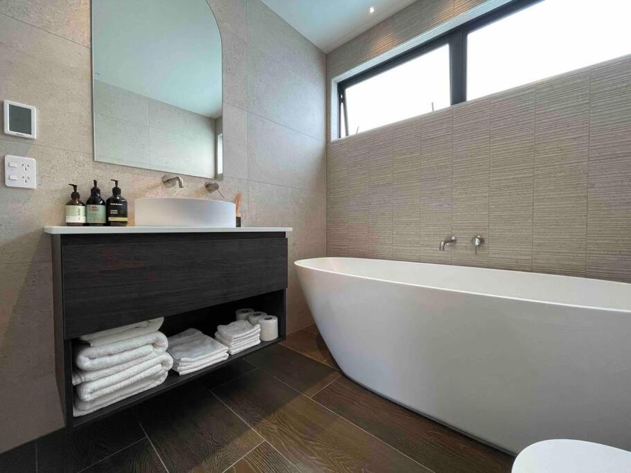 Luxury 3 Bedroom Home With Double Garage view 4