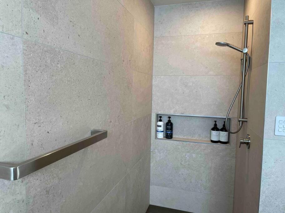 Luxury 3 Bedroom Home With Double Garage view 3