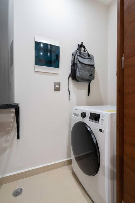 Frida's Artsy Condo with own mural, outdoor tub & rooftop pool view 5